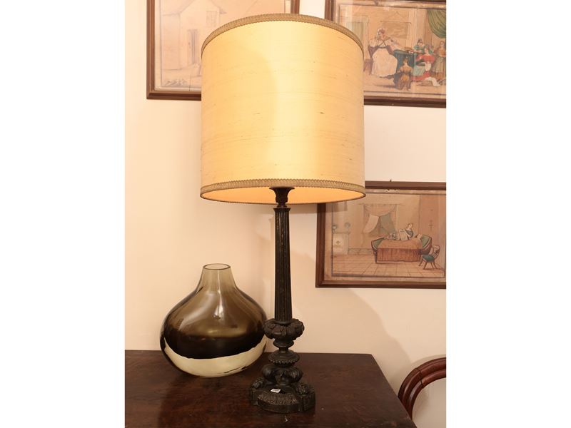 Grande lume da tavolo in metallo patinato