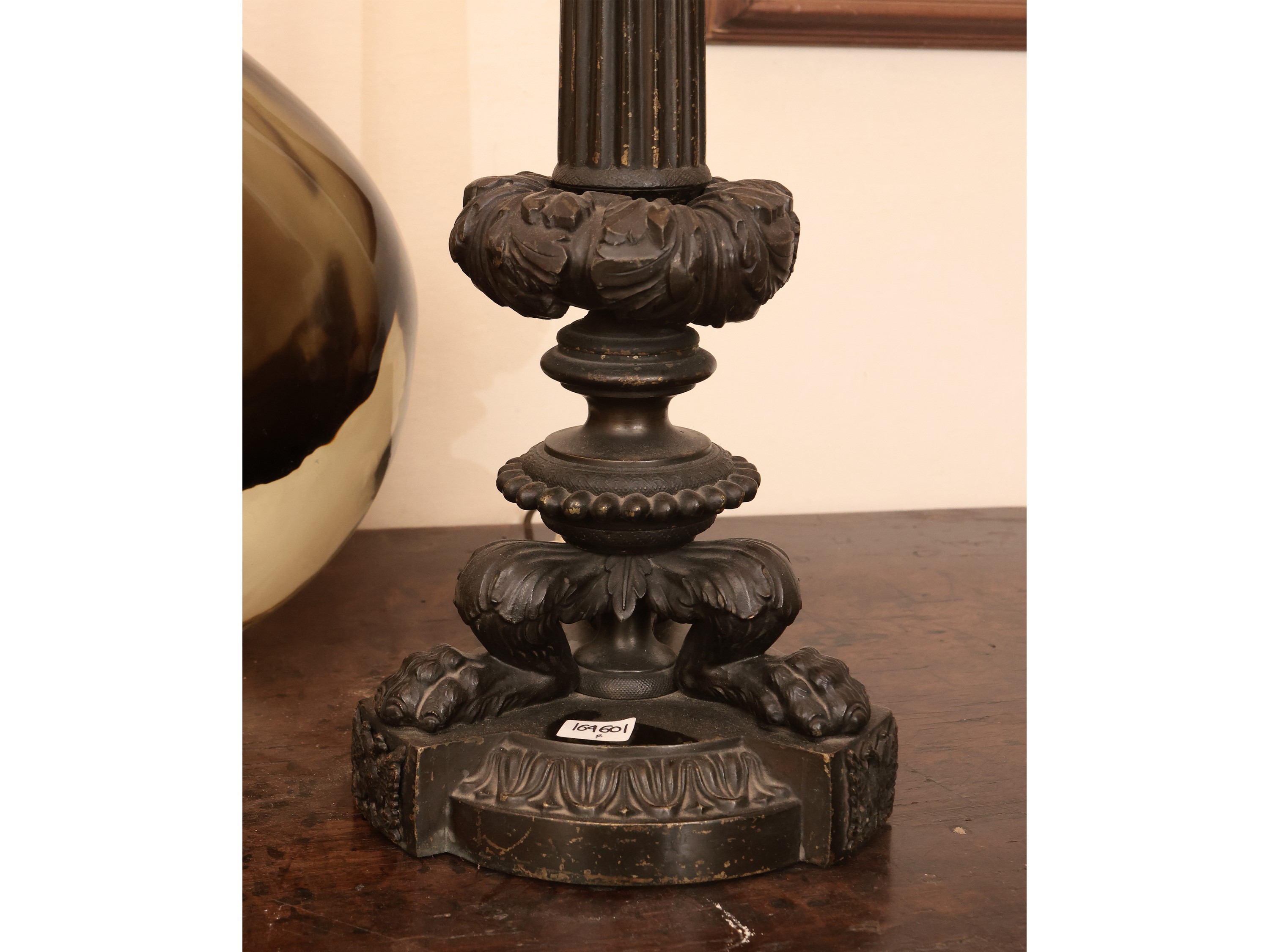 Grande lume da tavolo in metallo patinato