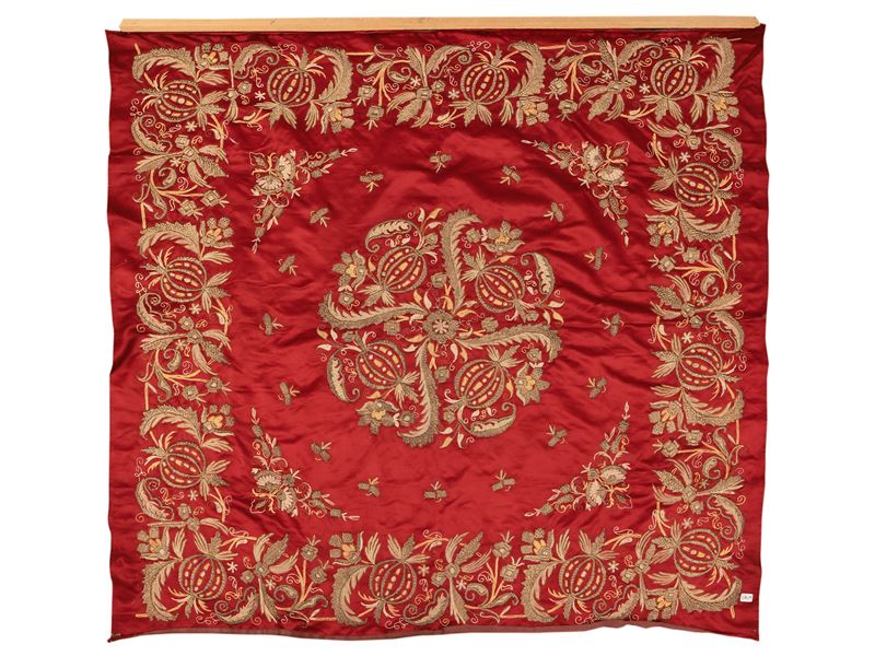 Drappo in raso rosso ricamato in fili metallici
