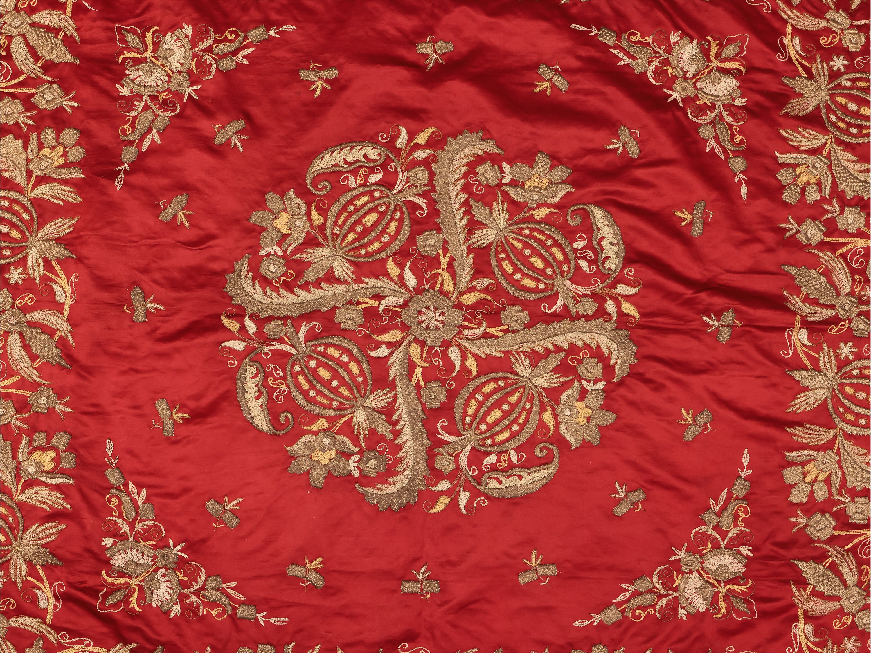 Drappo in raso rosso ricamato in fili metallici