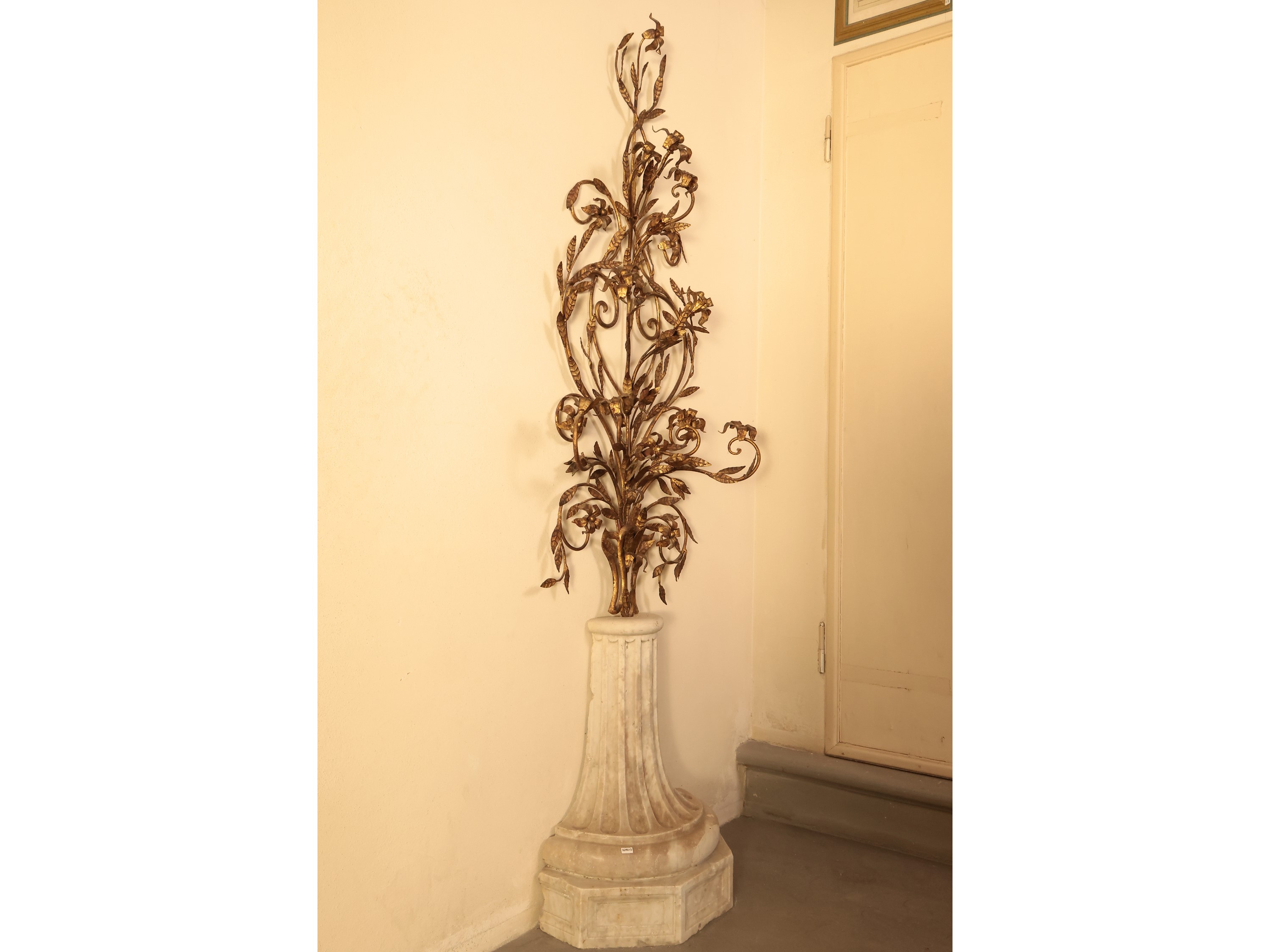 Grande Fregio Decorativo in Ferro Battuto Dorato