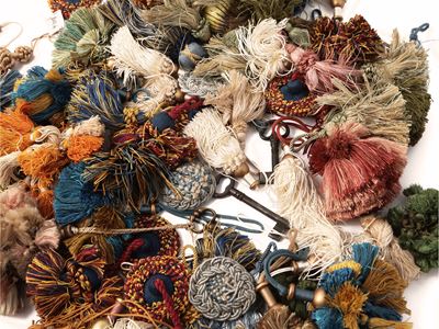 Grande Assortimento di Nappe da Tenda e Coprichiodi in Tessuto