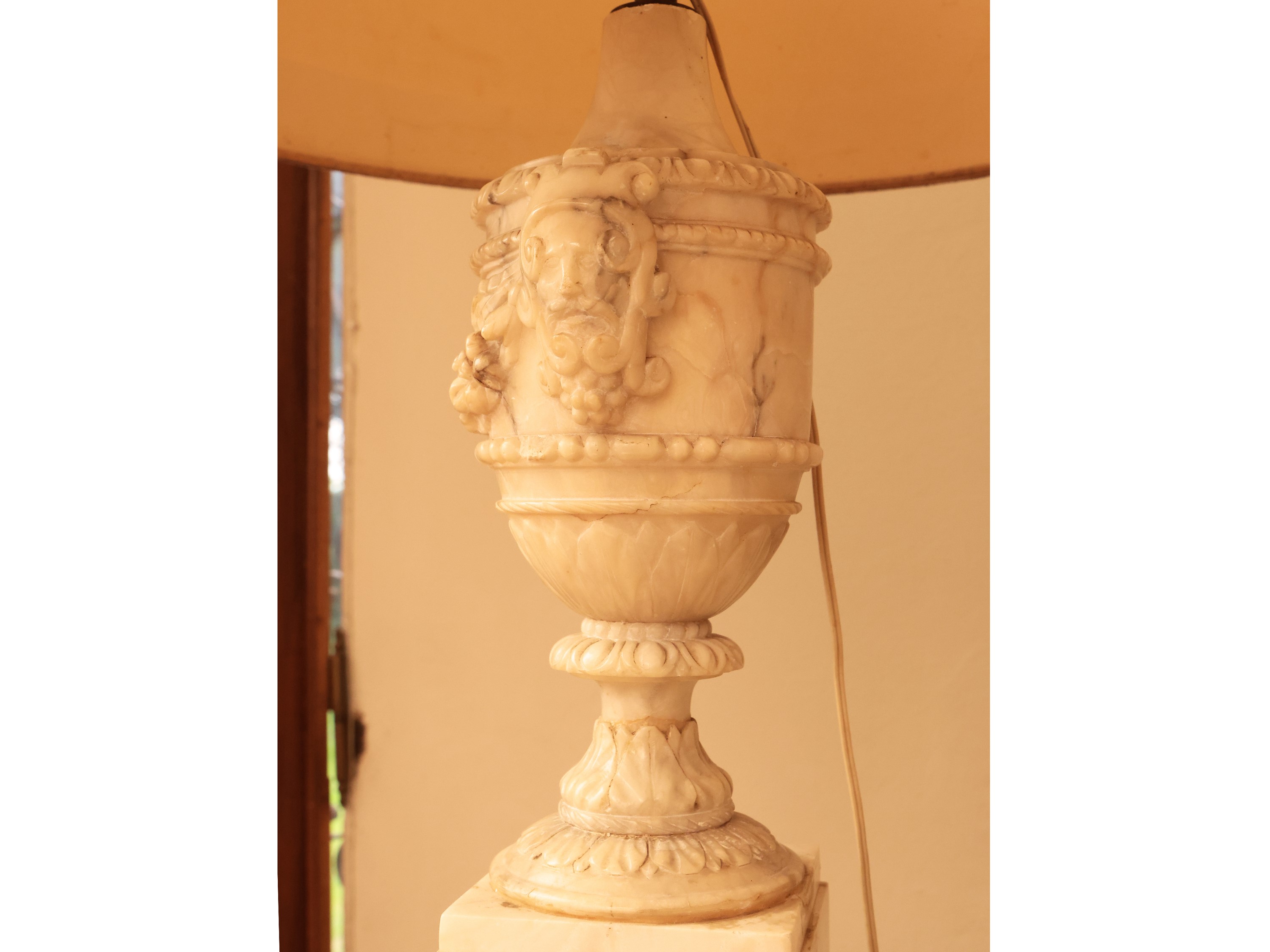Coppia di Grandi Colonne Realizzate in Varie Tipologie di Marmi