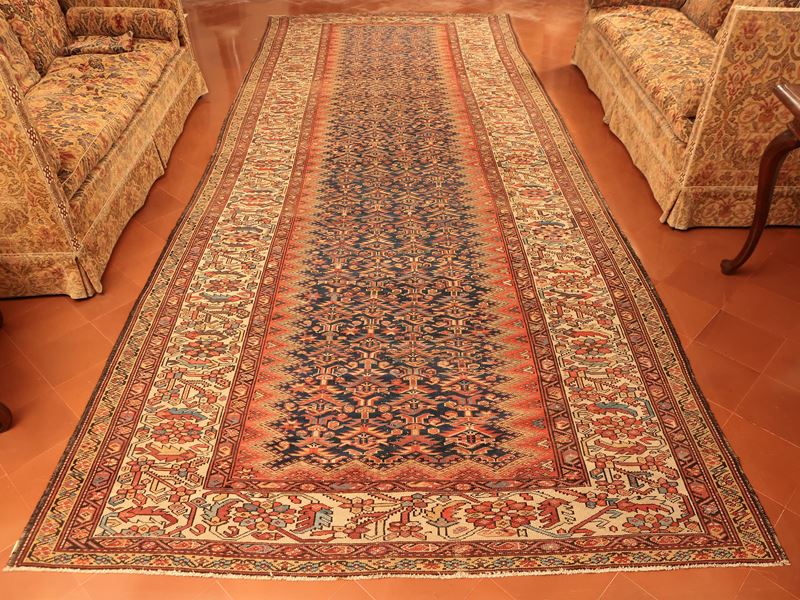 Grande trappeto caucasico da atrio di vecchia manifattura