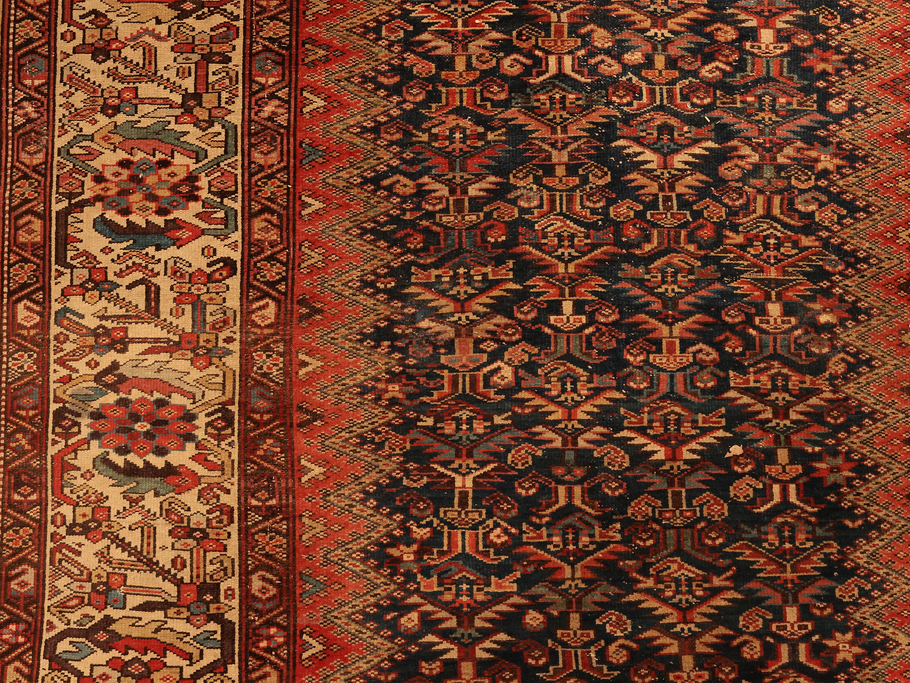 Grande trappeto caucasico da atrio di vecchia manifattura