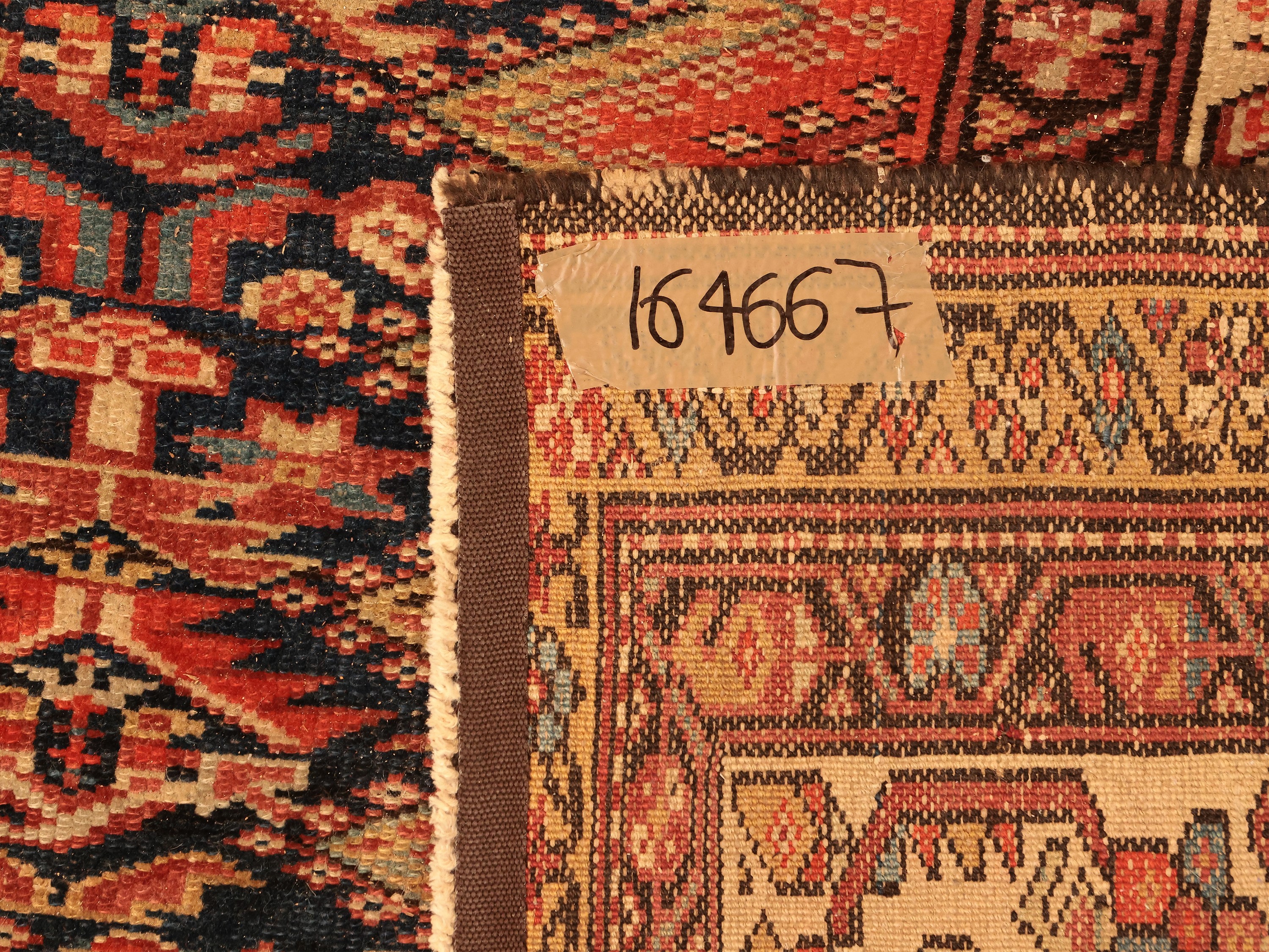 Grande trappeto caucasico da atrio di vecchia manifattura