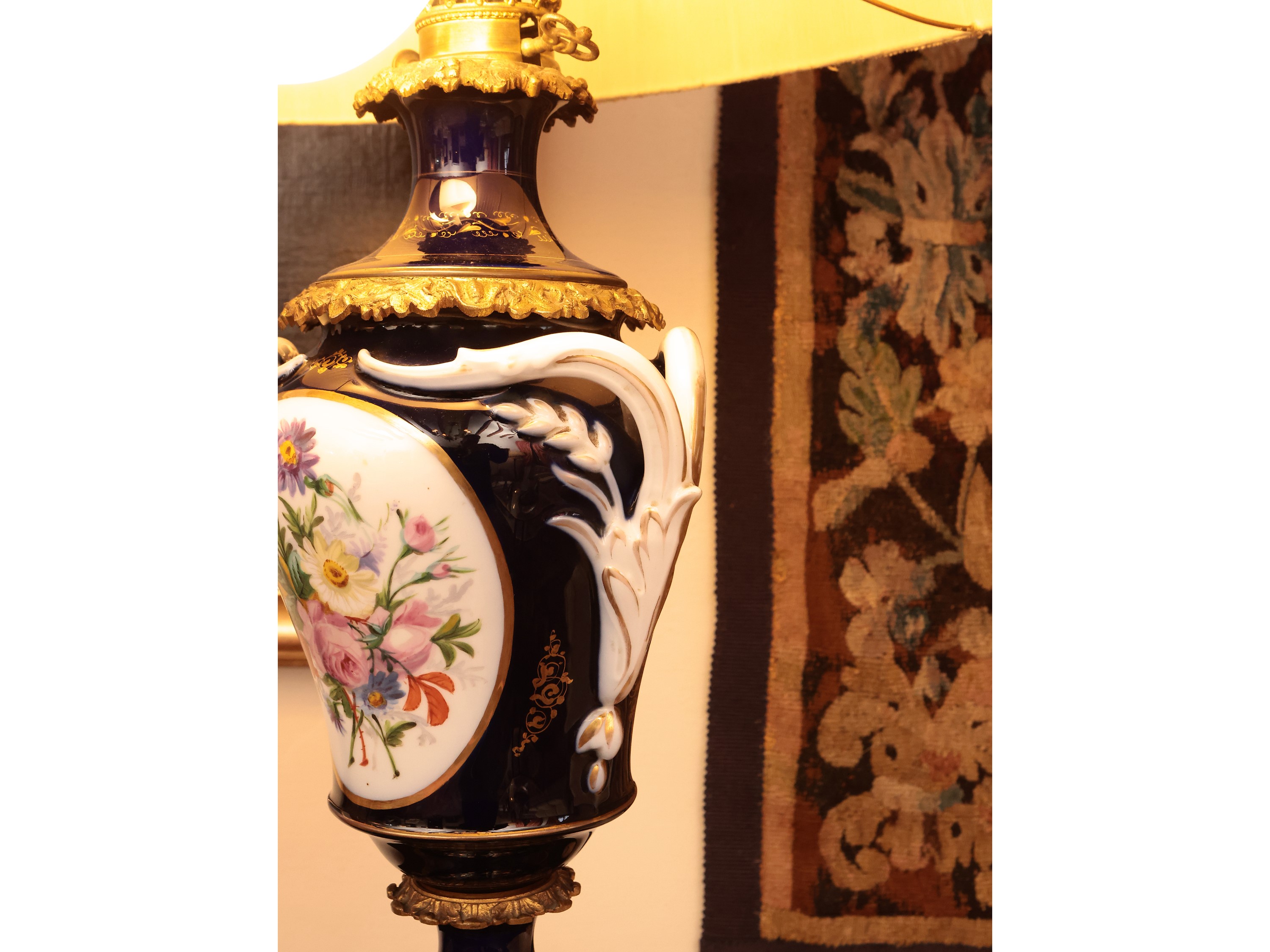 Coppia di lumi da tavolo ad olio in porcellana e bronzo dorato