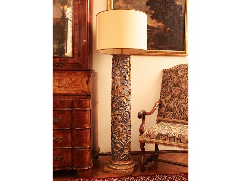 Coppia di Colonne in Legno Laccato Azzurro e Lumeggiato in Oro