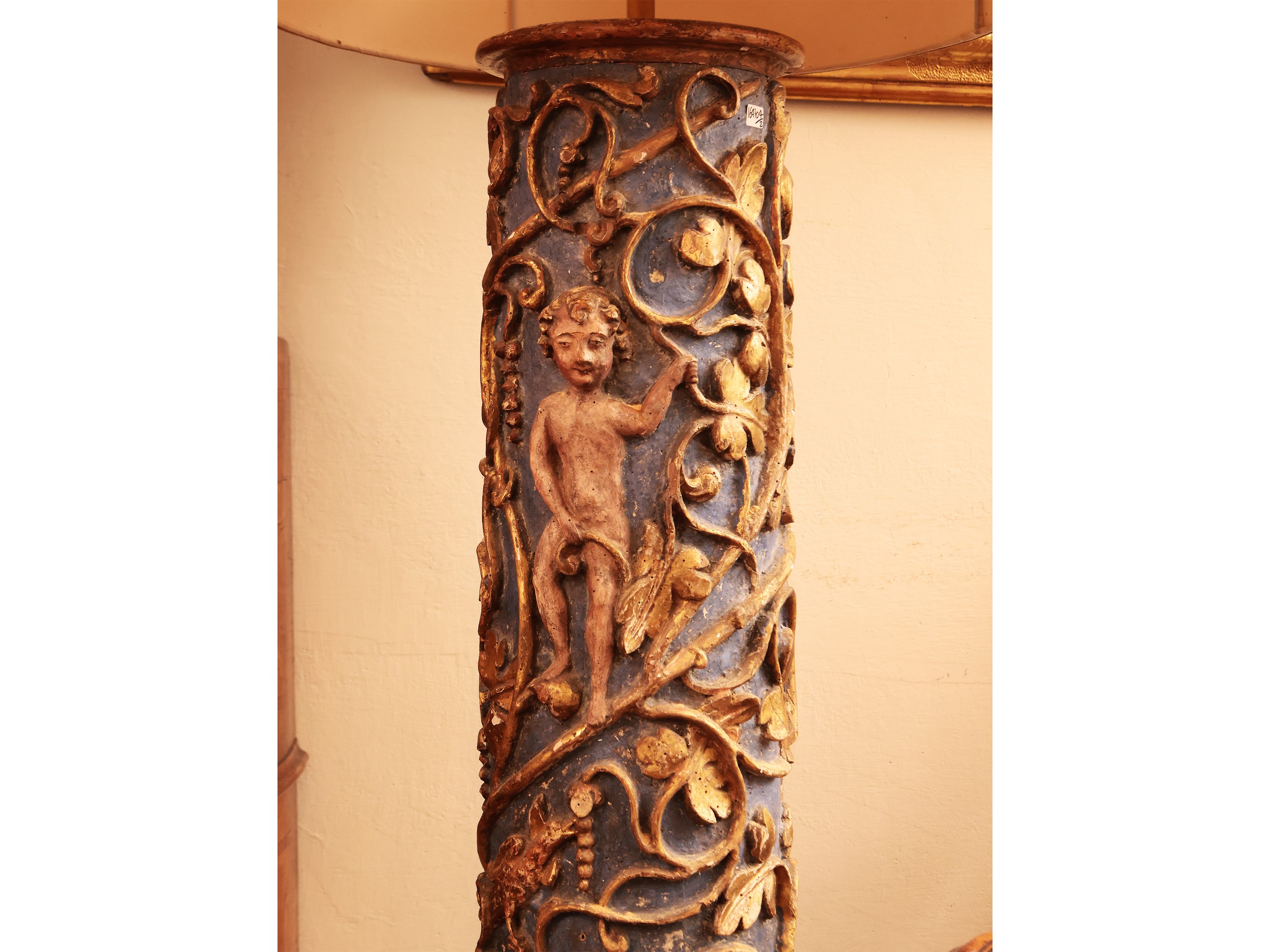 Coppia di Colonne in Legno Laccato Azzurro e Lumeggiato in Oro