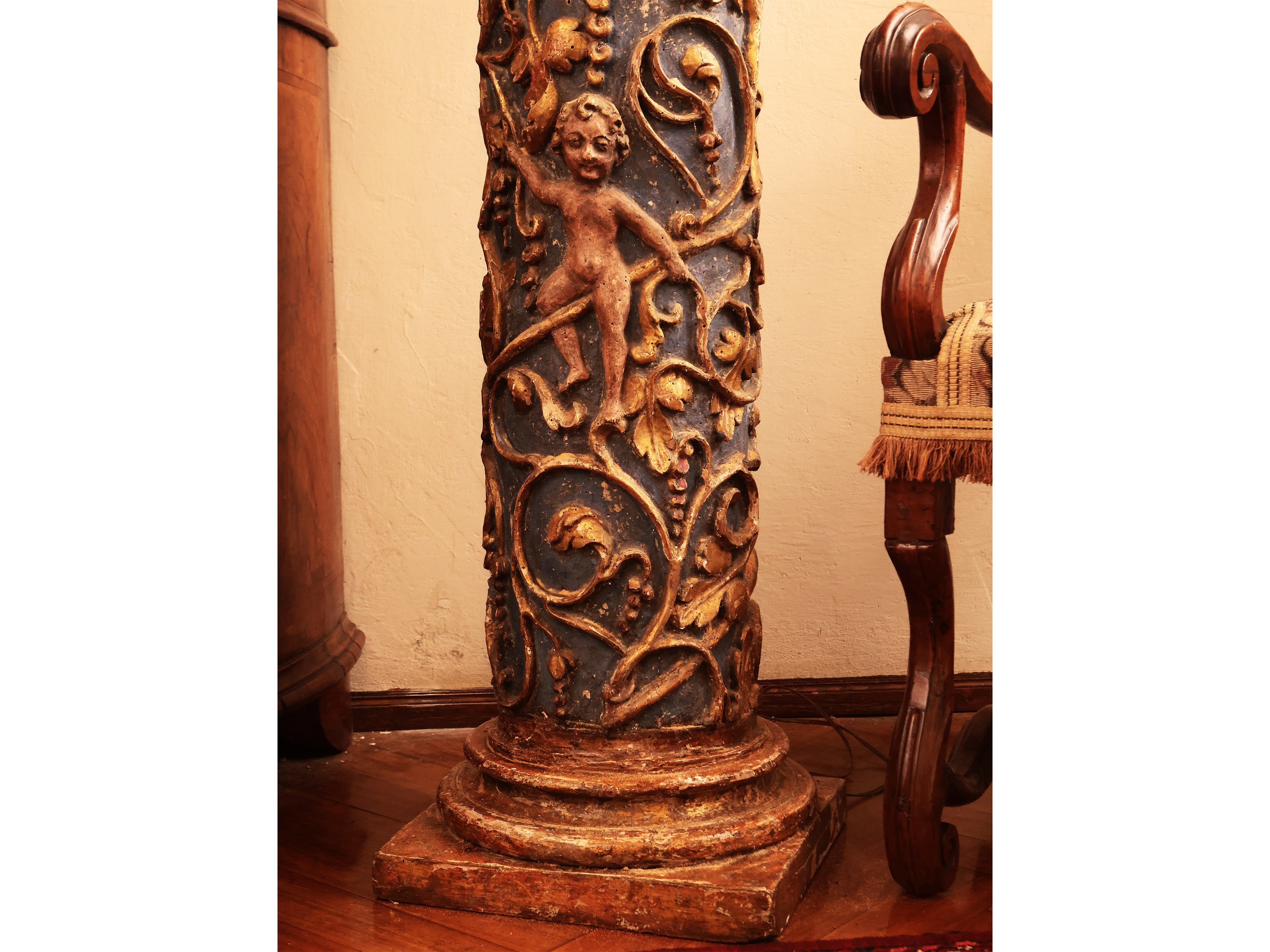 Coppia di Colonne in Legno Laccato Azzurro e Lumeggiato in Oro