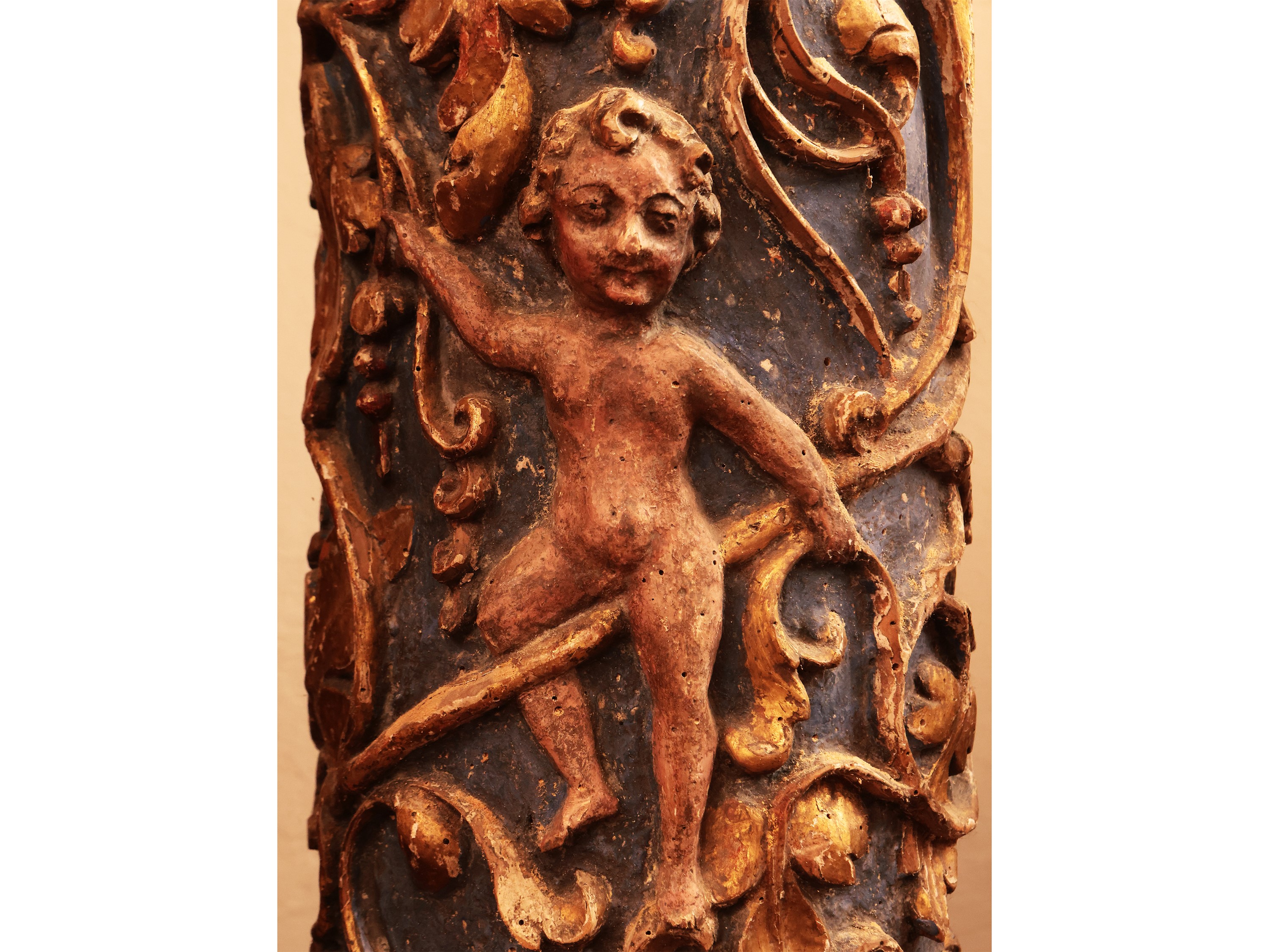 Coppia di Colonne in Legno Laccato Azzurro e Lumeggiato in Oro