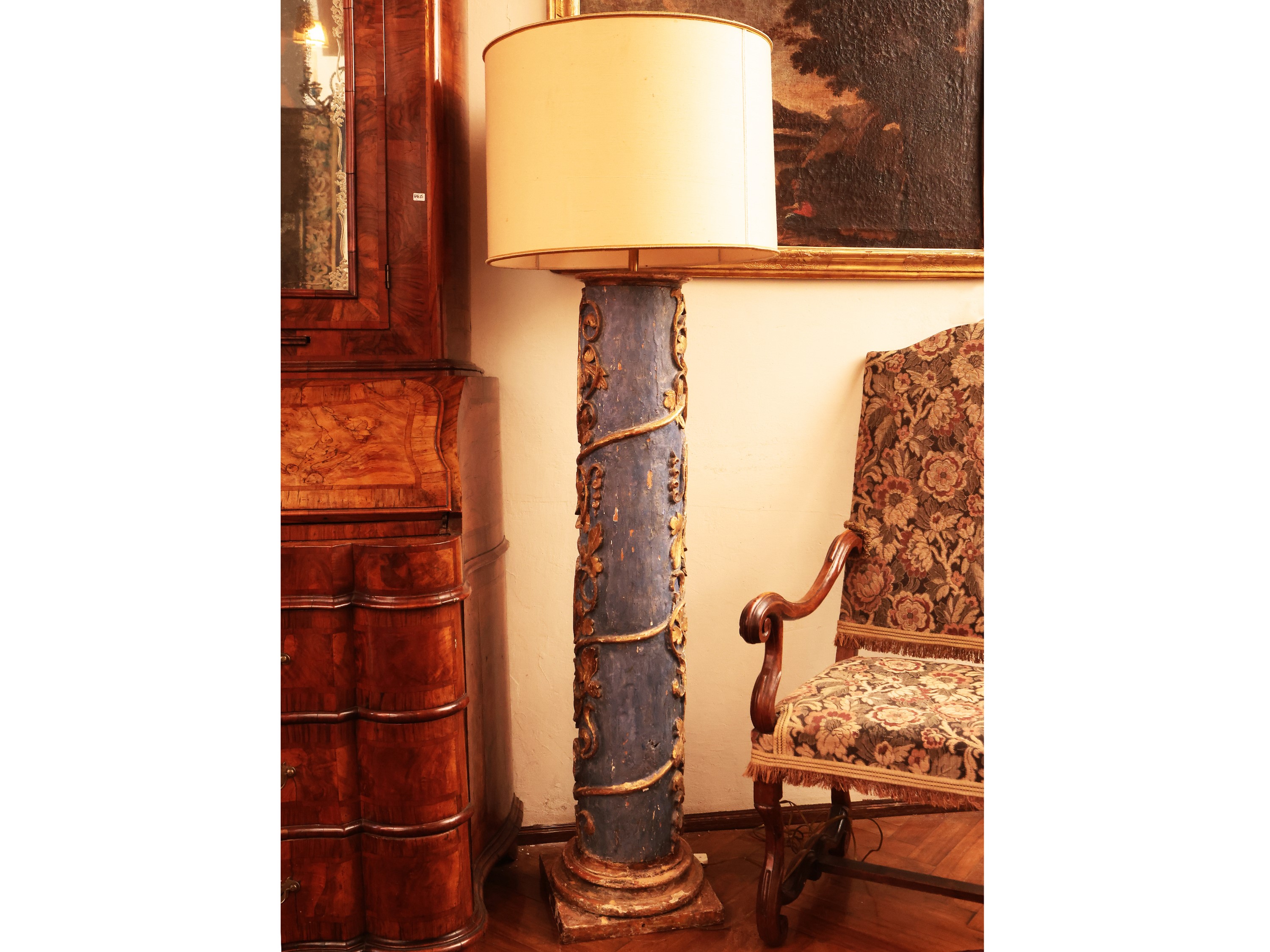 Coppia di Colonne in Legno Laccato Azzurro e Lumeggiato in Oro