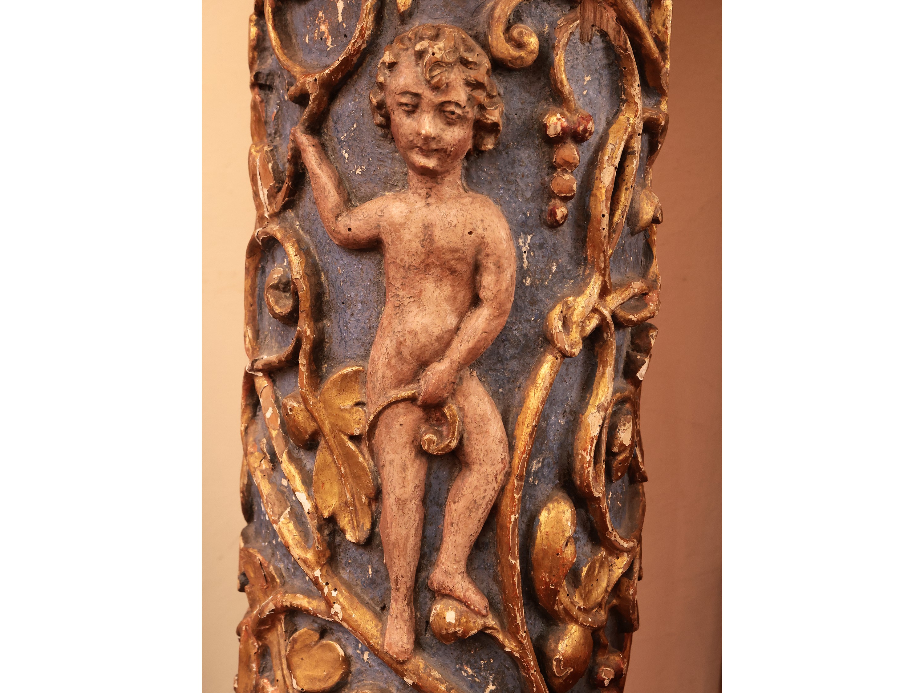 Coppia di Colonne in Legno Laccato Azzurro e Lumeggiato in Oro