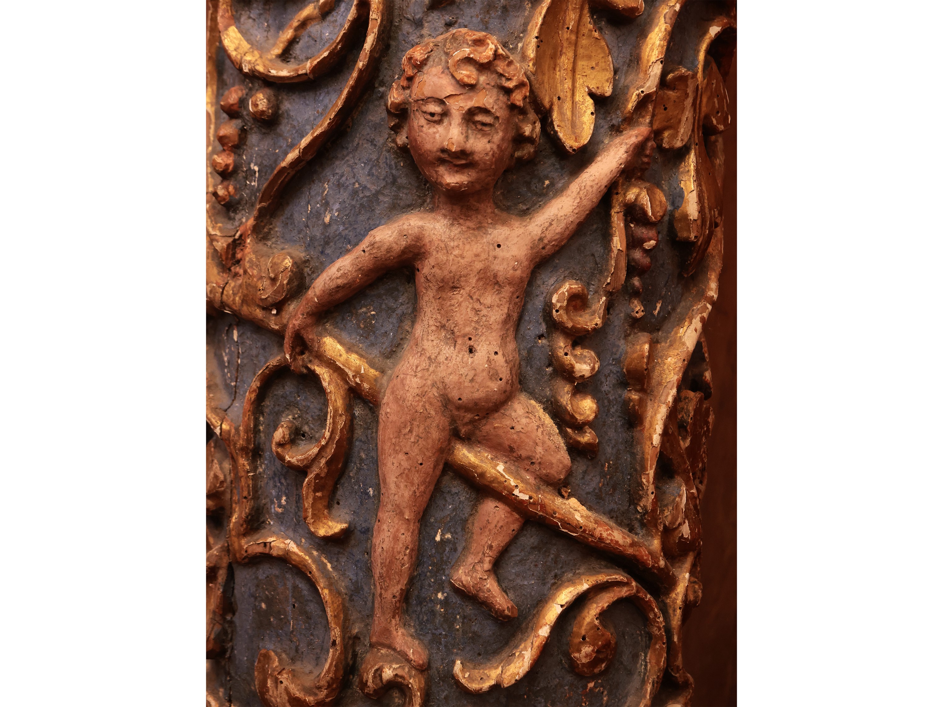 Coppia di Colonne in Legno Laccato Azzurro e Lumeggiato in Oro