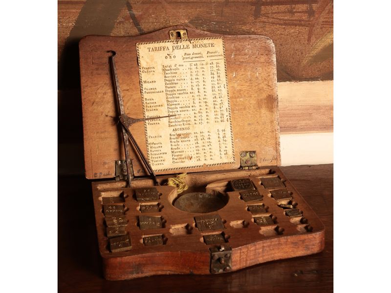 Antica bilancia con pesi monetali