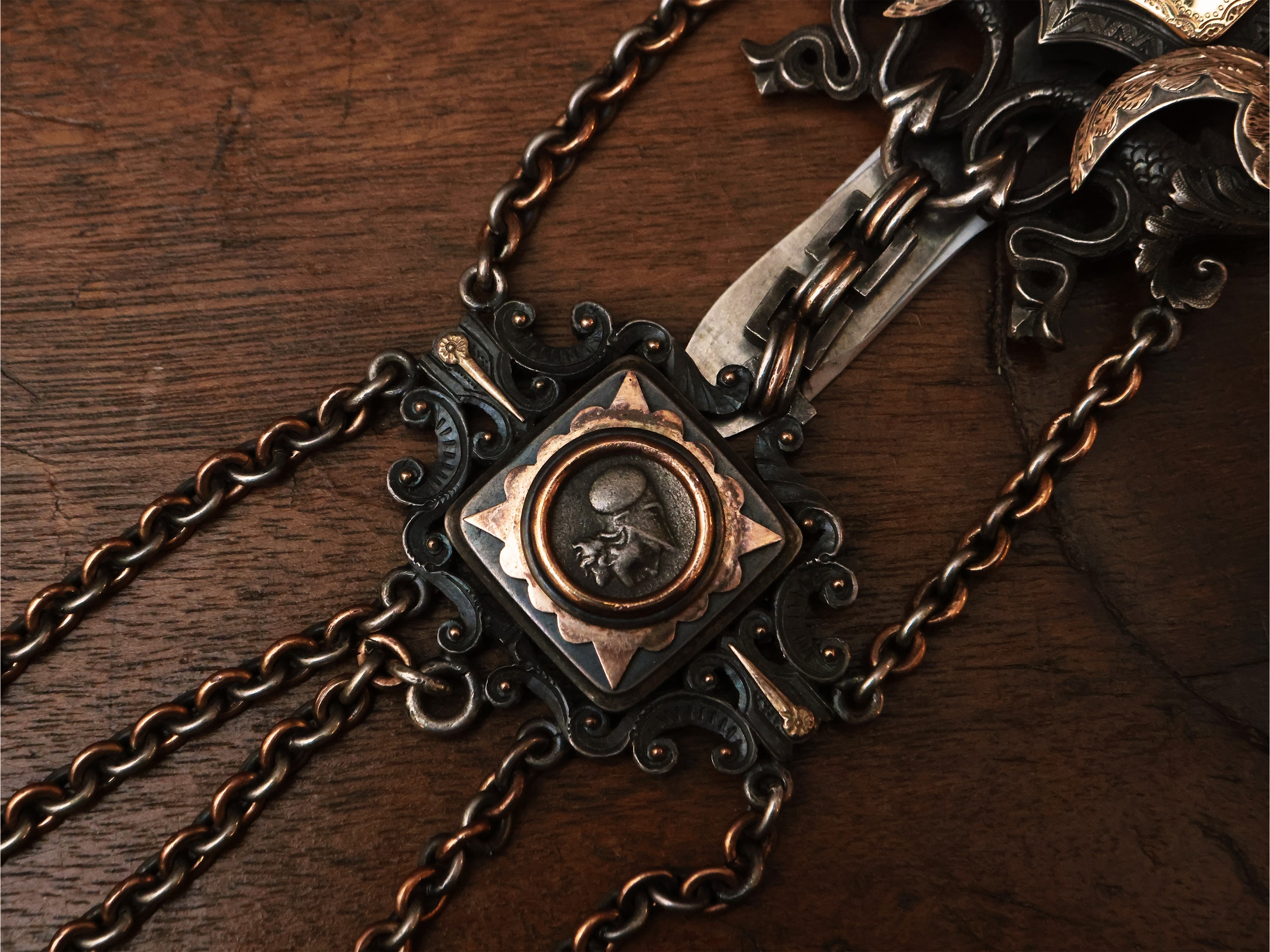 Chateleine in argento patinato e dorato