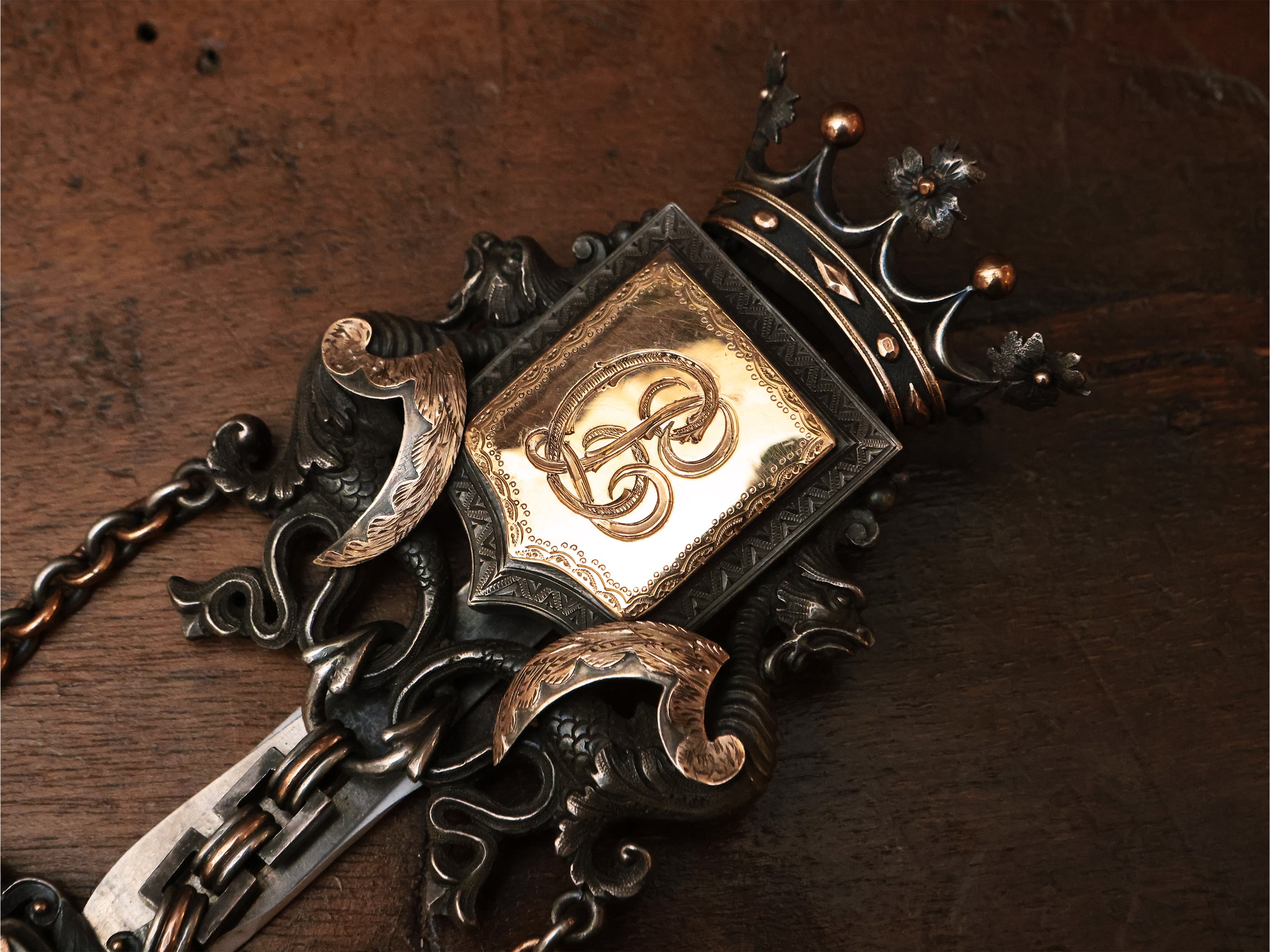 Chateleine in argento patinato e dorato