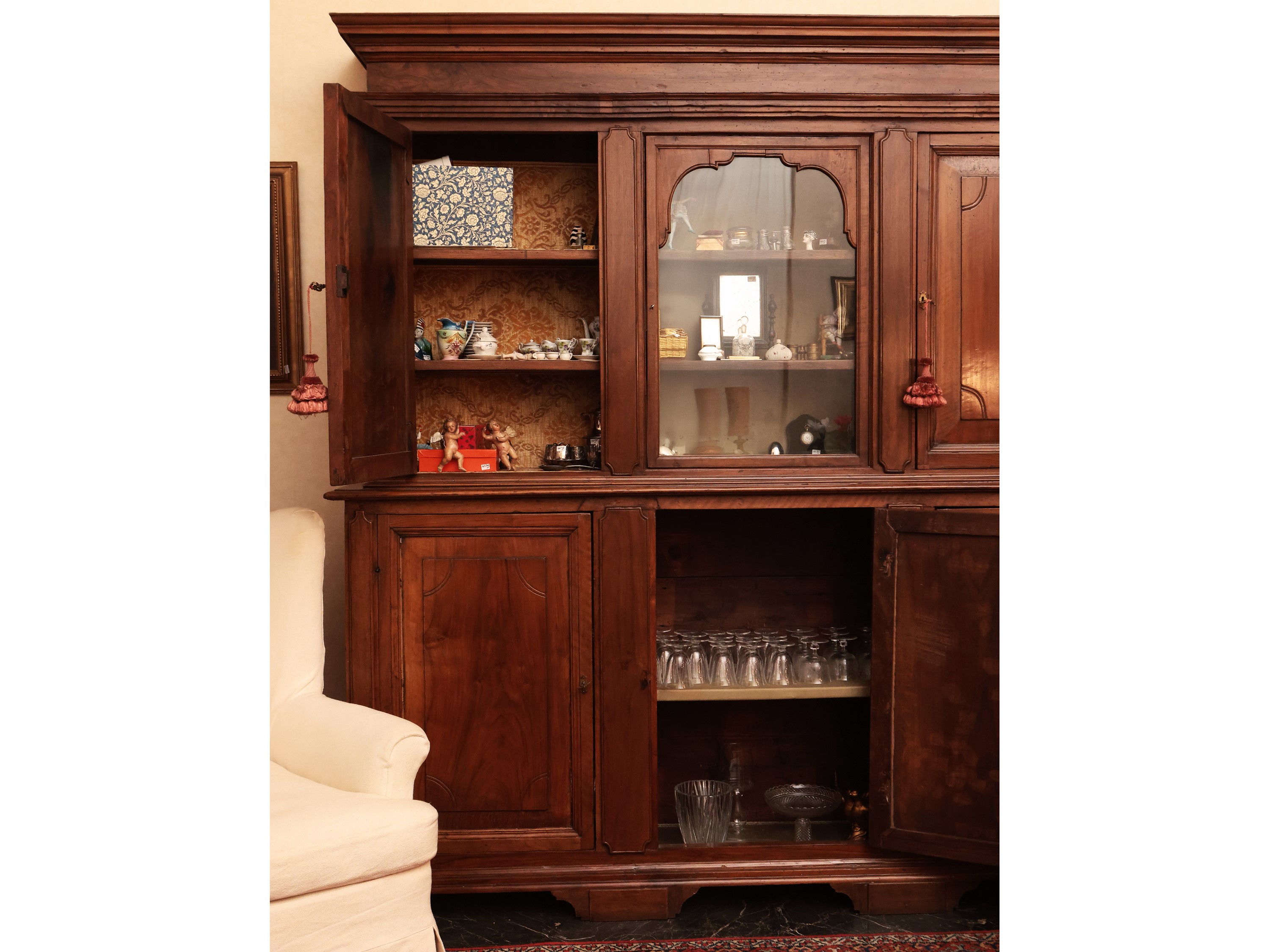 Credenza a Due Corpi in Noce