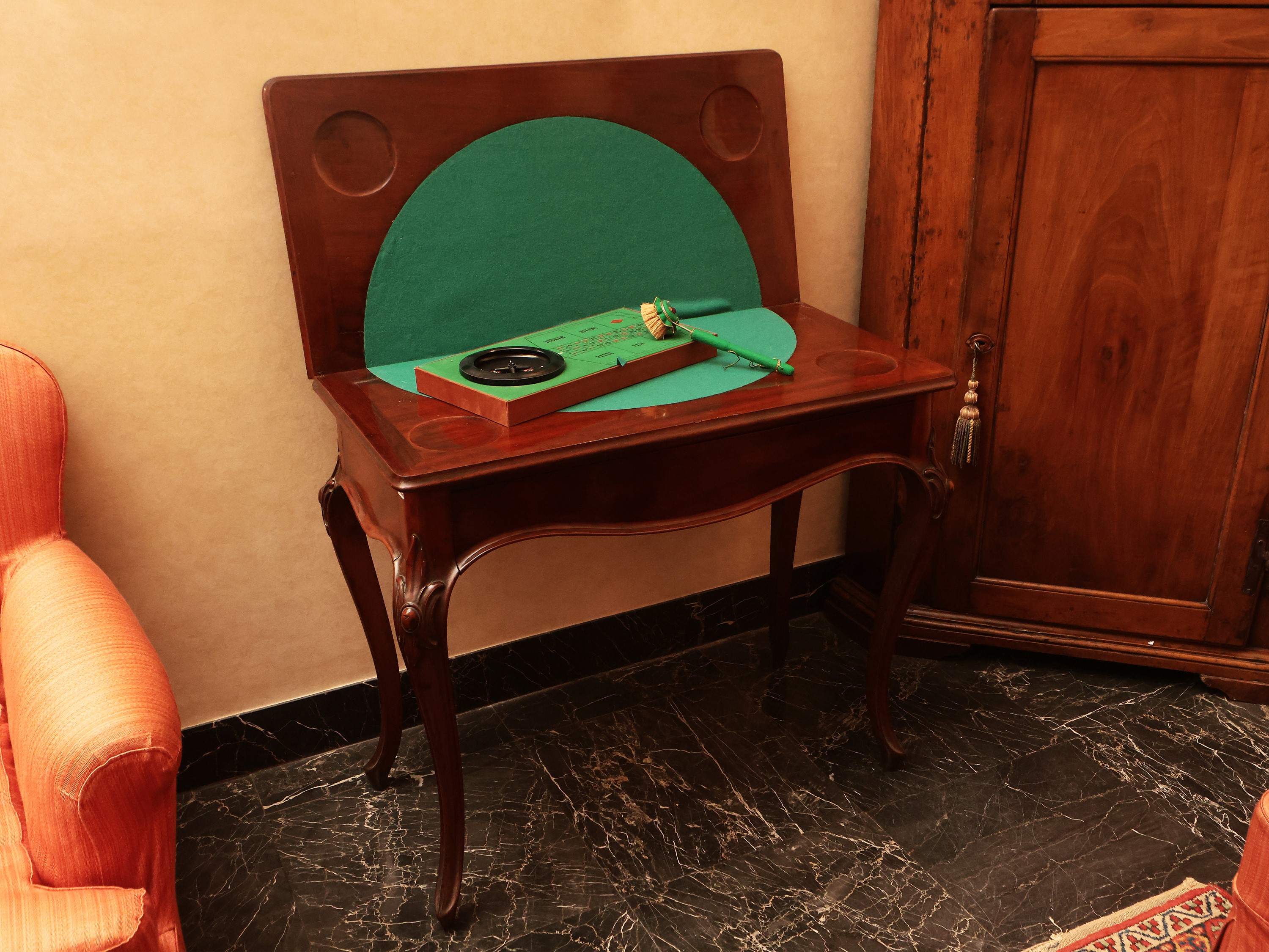 Tavolino da Gioco in Piuma di Mogano