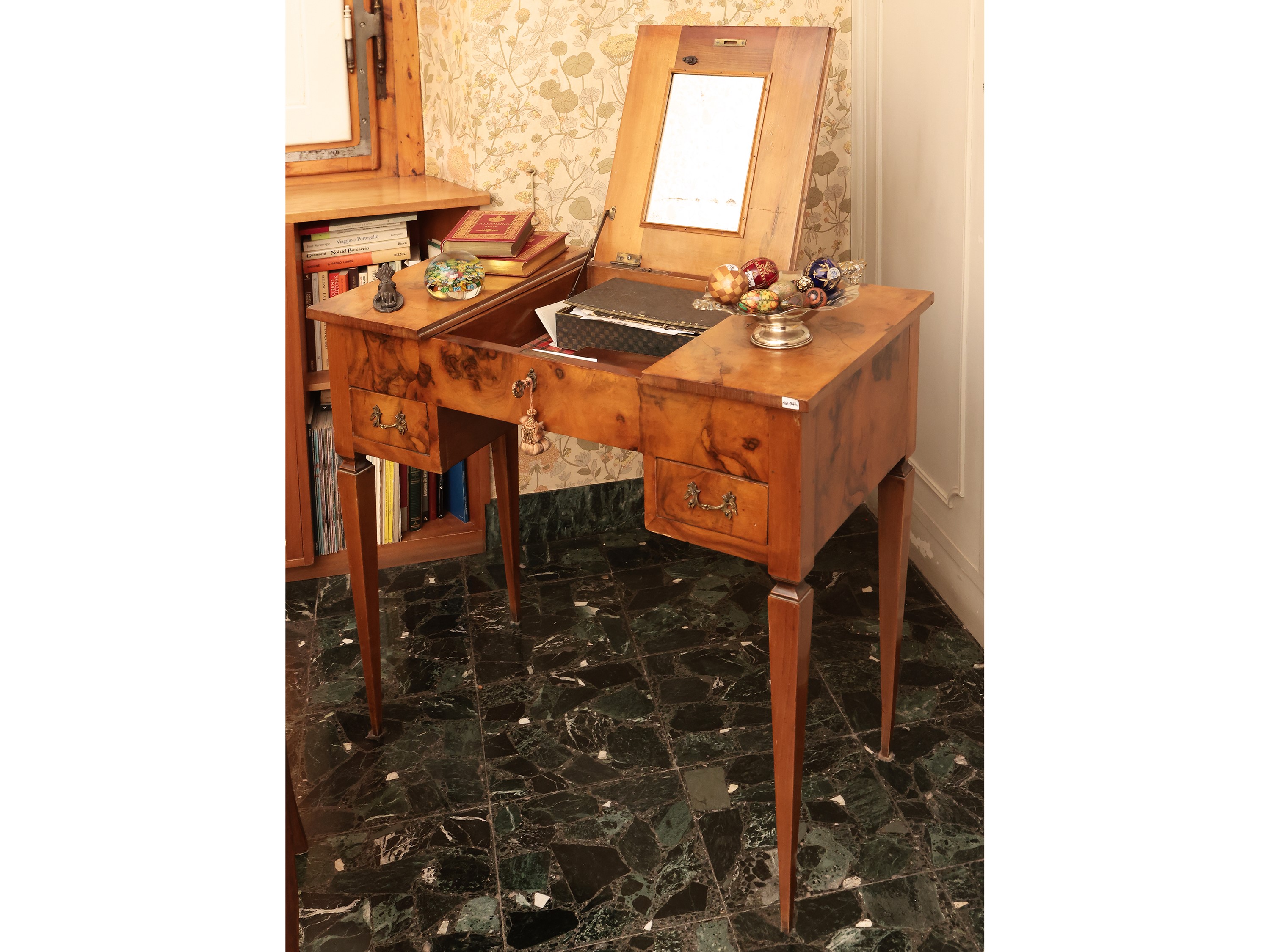 Toilette Impiallacciata in Radica di Noce