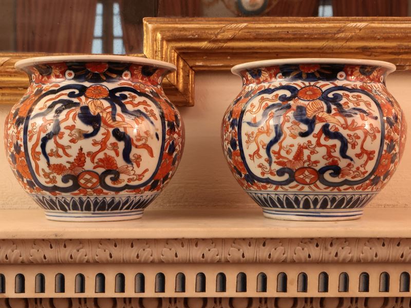Coppia di vasi in porcellana, Imari