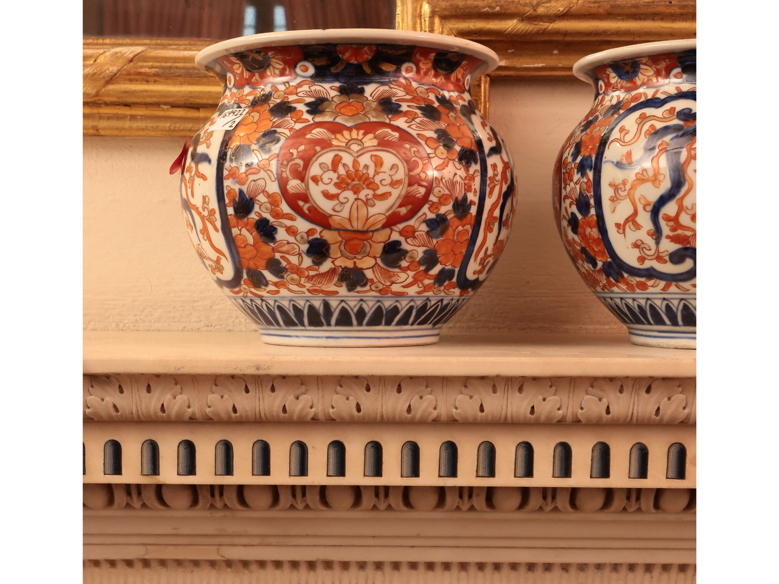 Coppia di vasi in porcellana, Imari