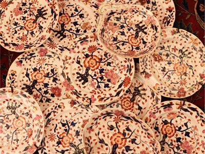 Assortimento di Piatti Decorativi in Terraglia