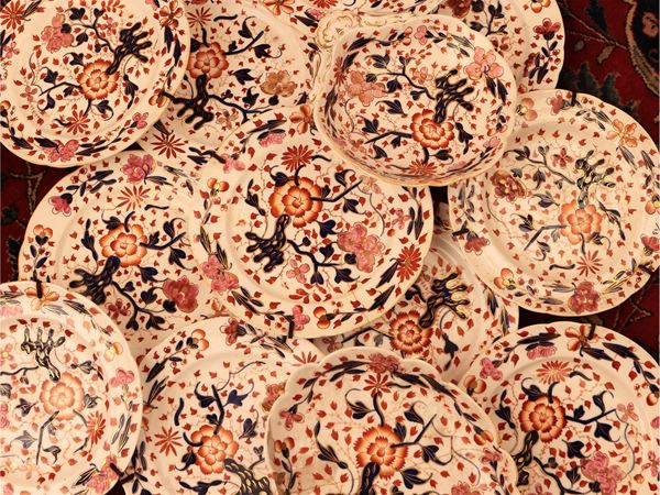 Assortimento di piatti decorativi in terraglia