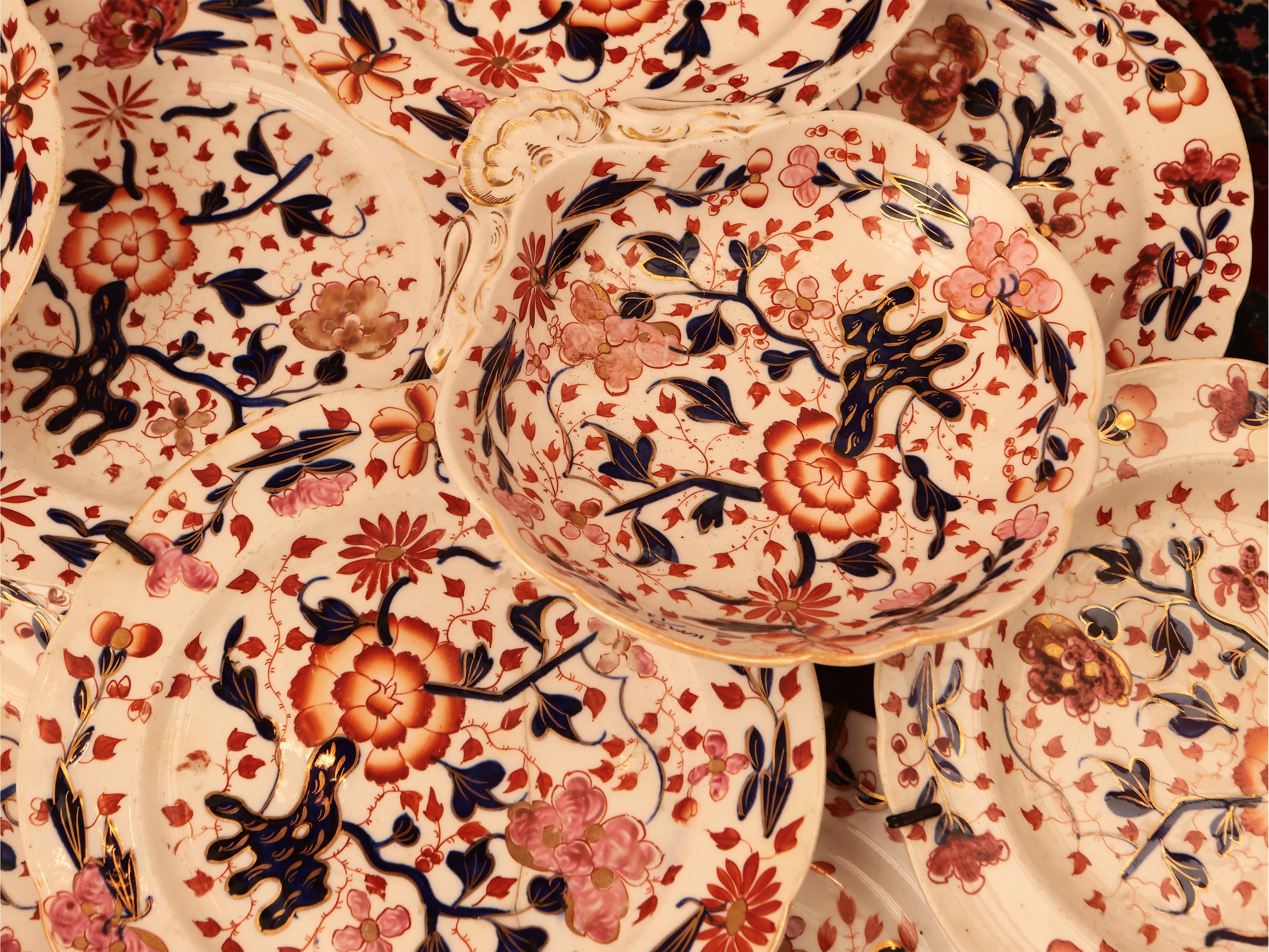 Assortimento di Piatti Decorativi in Terraglia