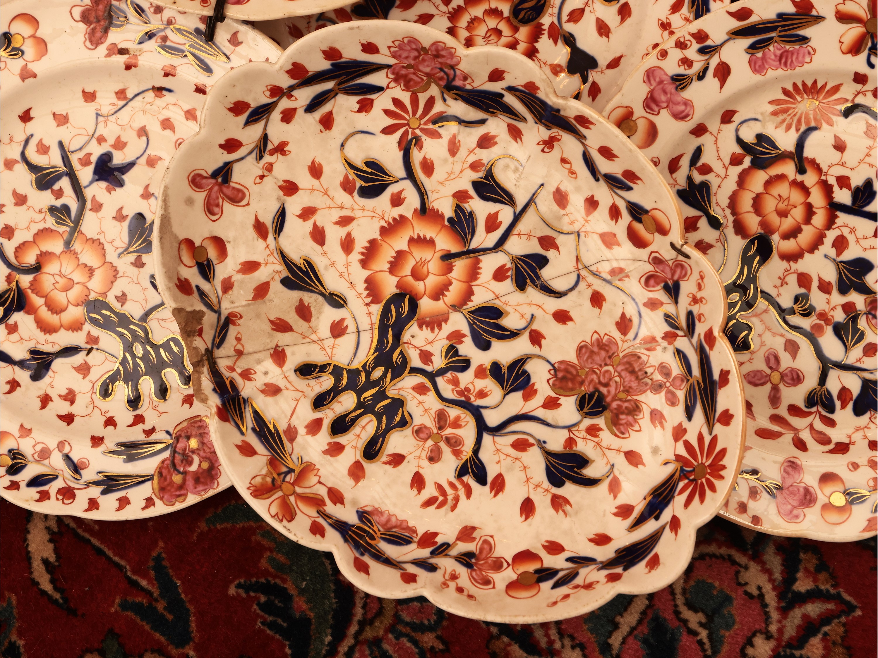 Assortimento di Piatti Decorativi in Terraglia