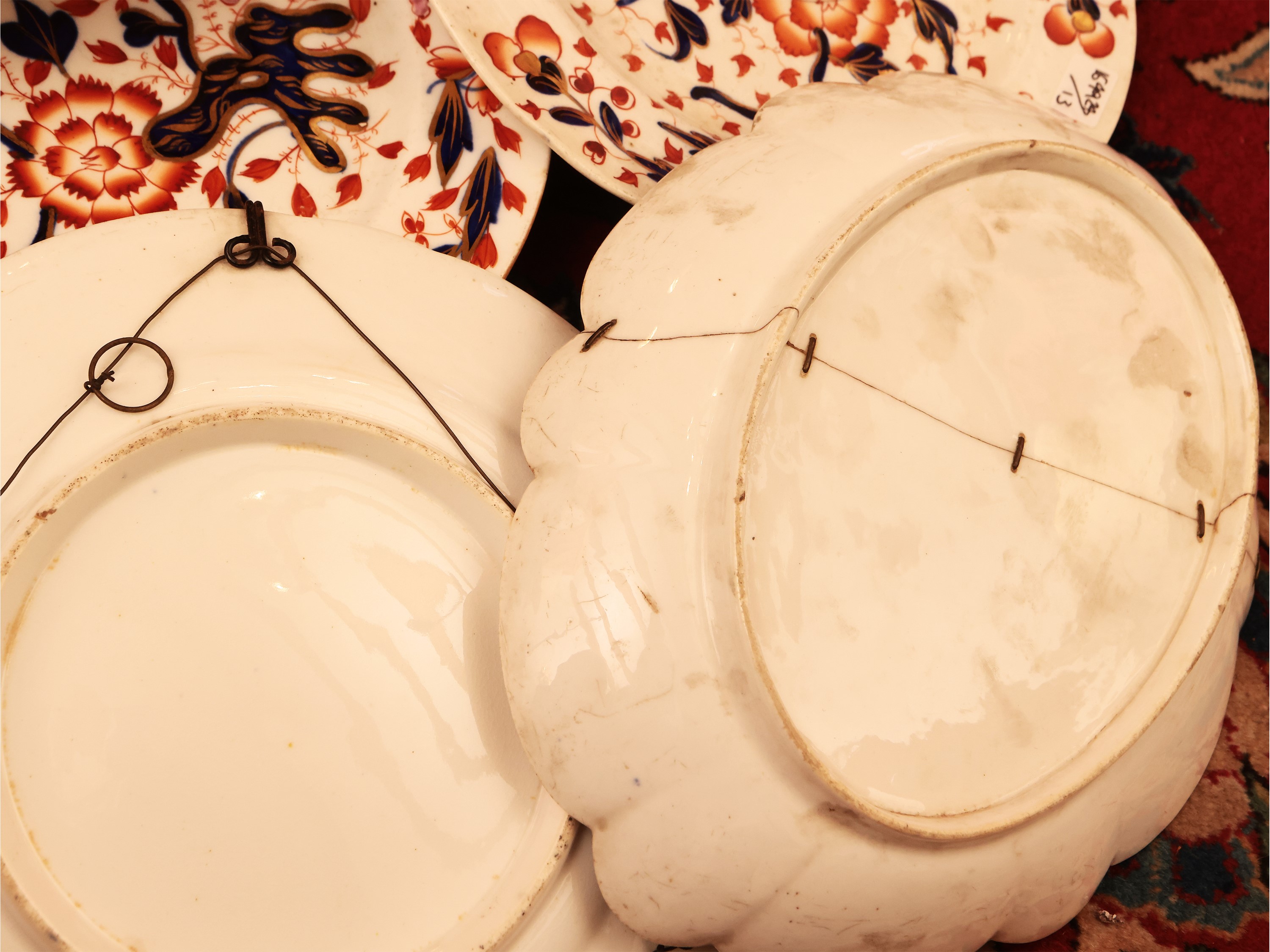 Assortimento di Piatti Decorativi in Terraglia