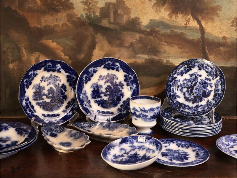 Assortimento di piatti in terraglia