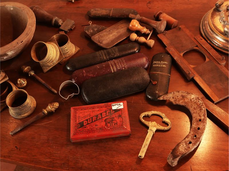 Oggetti d’antiquariato, raccolta di accessori in bronzo dorato e custodie per occhiali
