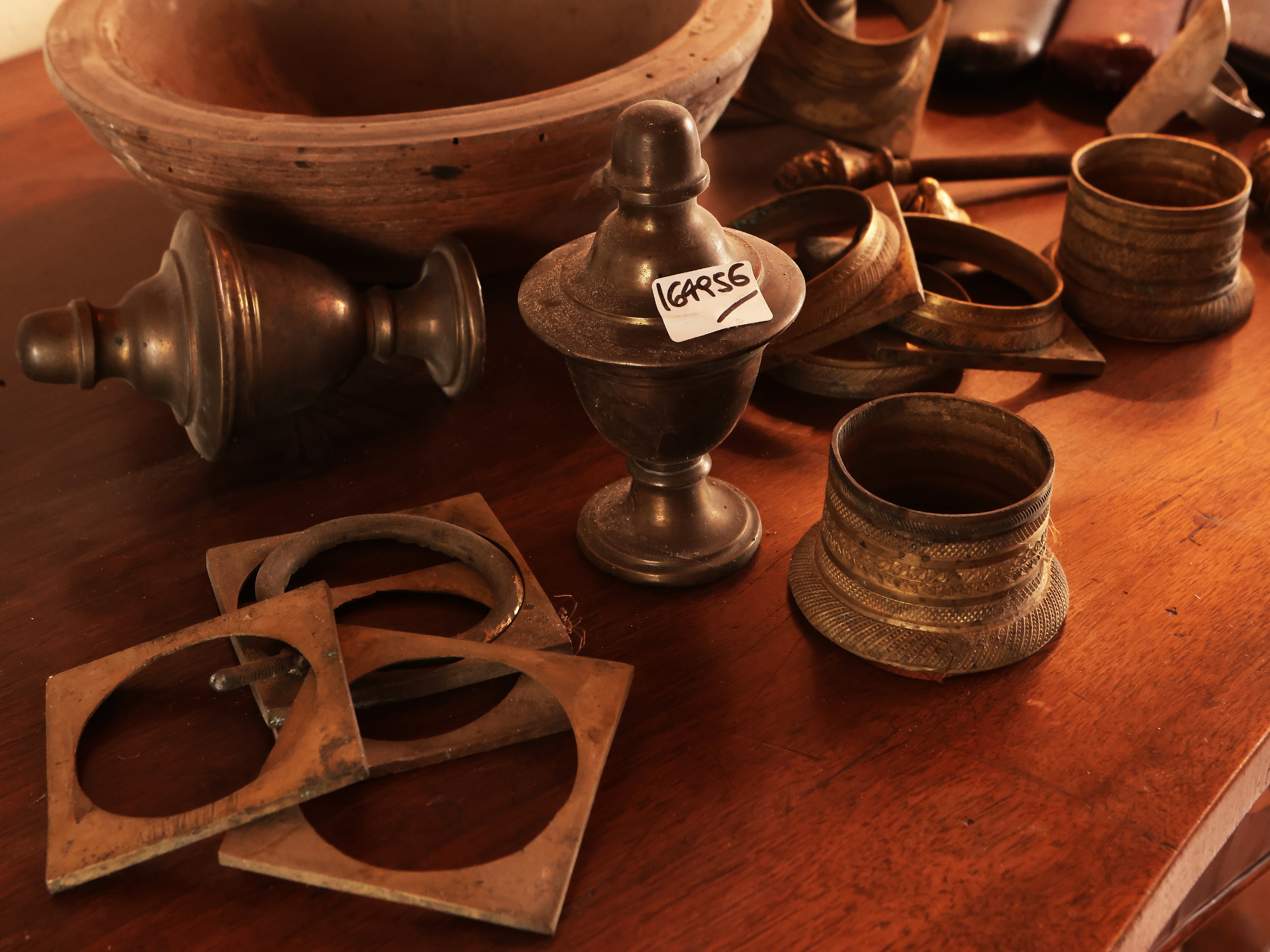 Oggetti d’antiquariato, raccolta di accessori in bronzo dorato e custodie per occhiali