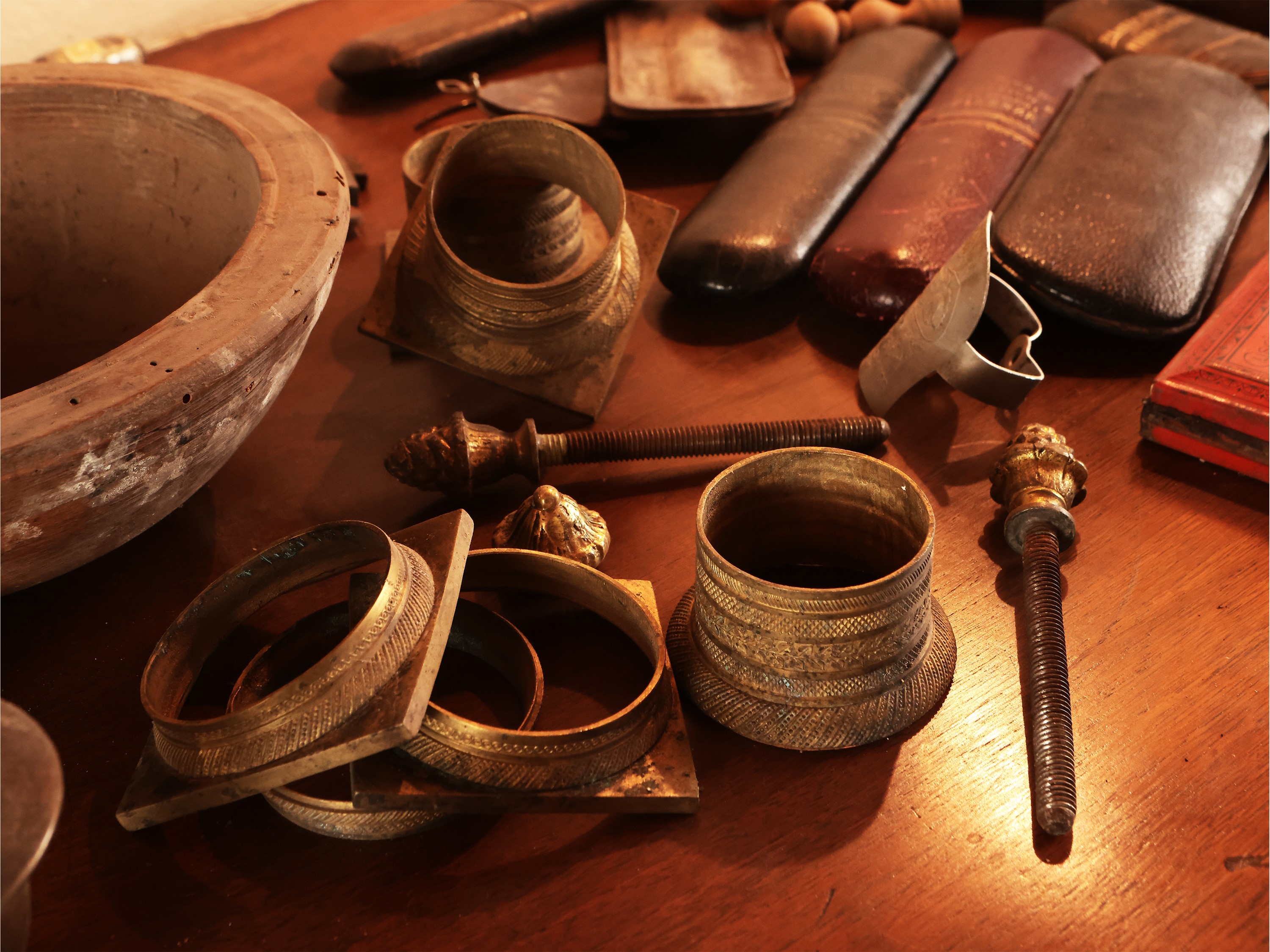 Oggetti d’antiquariato, raccolta di accessori in bronzo dorato e custodie per occhiali