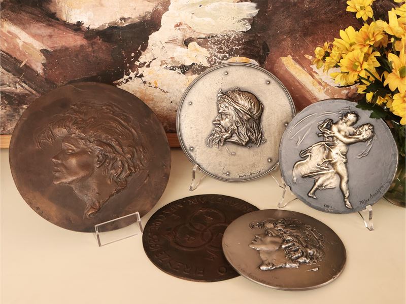 Cinque bassorilievi, di cui uno in argento