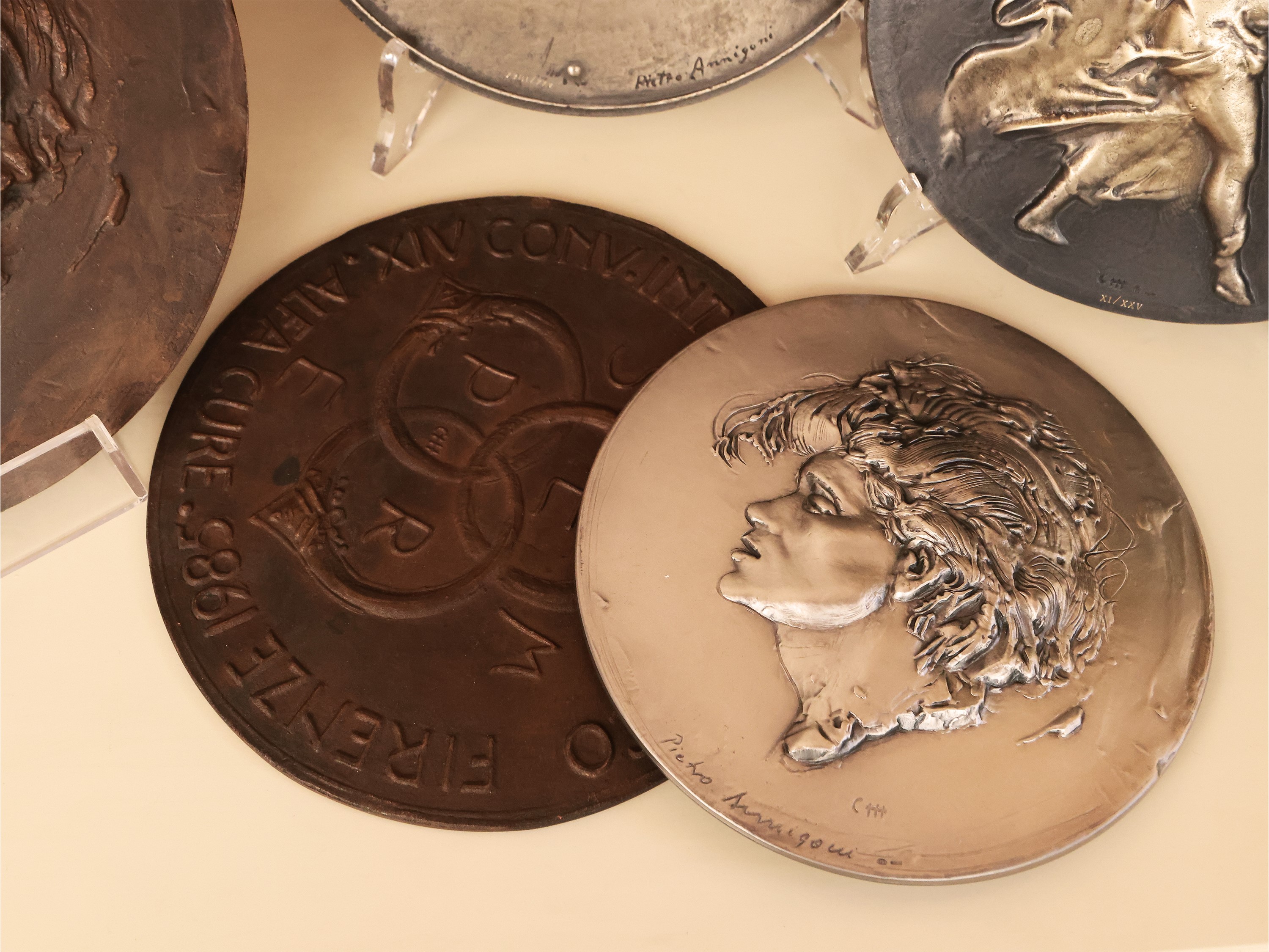 Cinque bassorilievi, di cui uno in argento