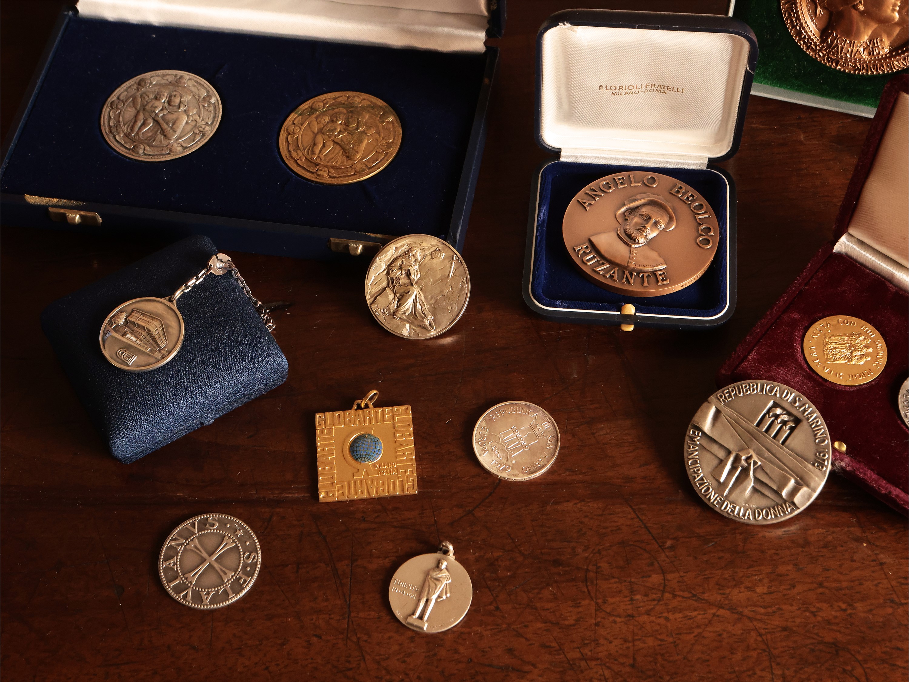 Assortimento di medaglie