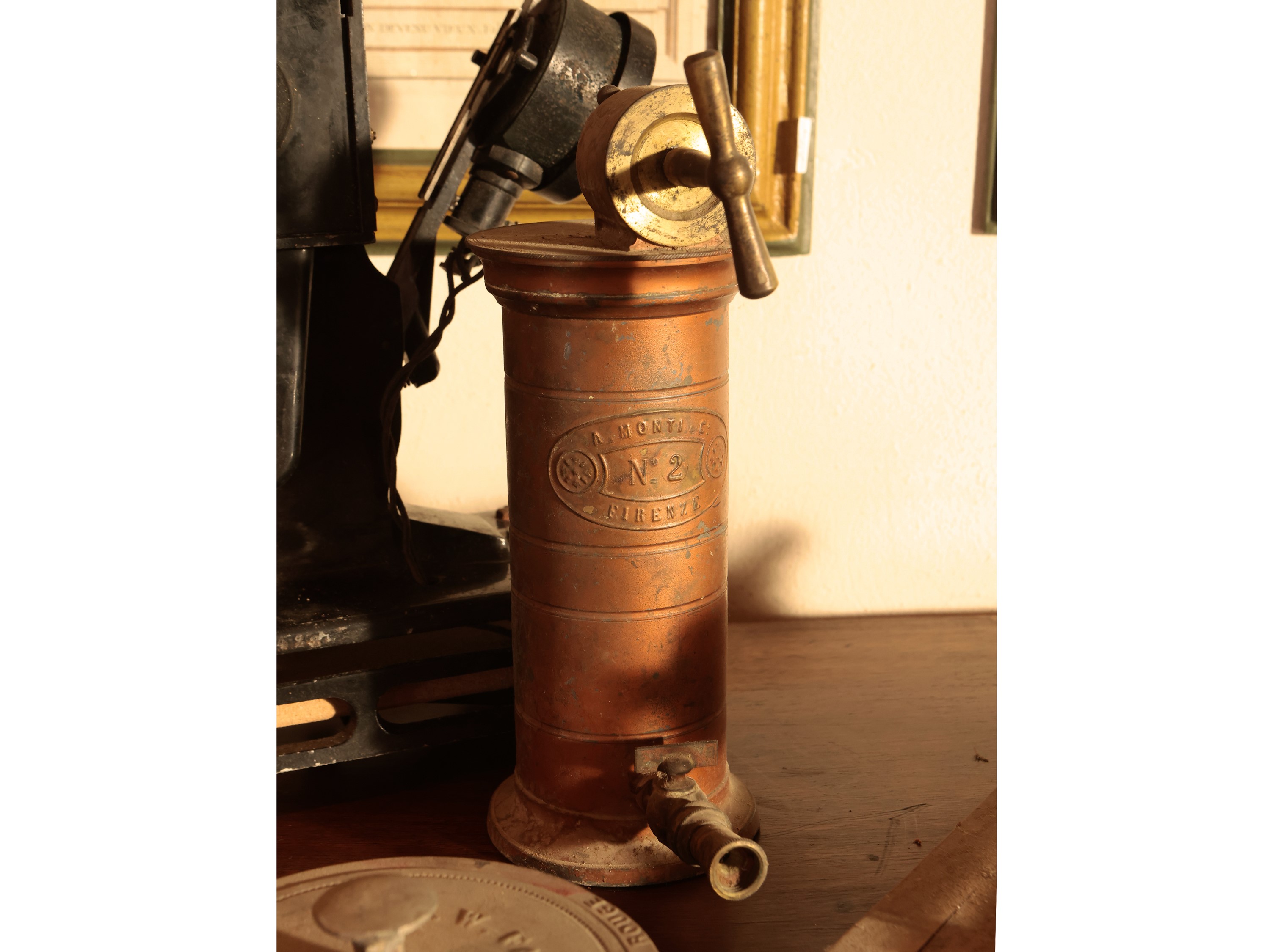 Collezione di strumenti scientifici e cursioità d'epoca