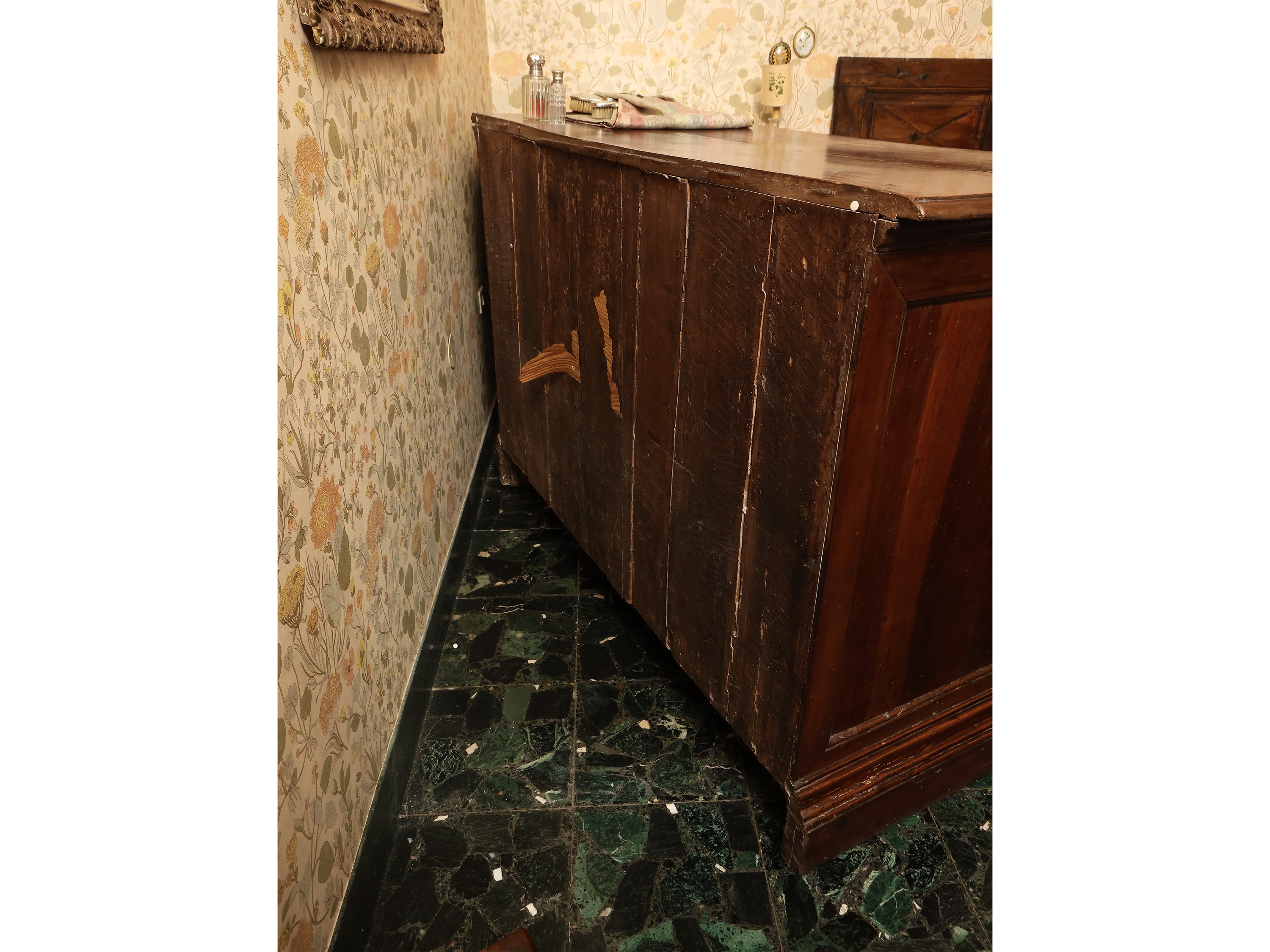 Cassettone in noce e piuma di noce, XVII secolo