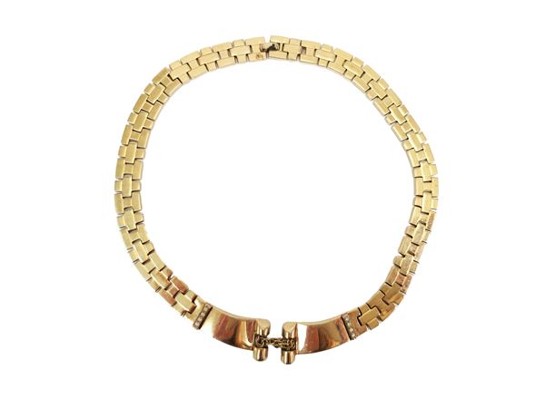 Collana dorata a maglia piatta