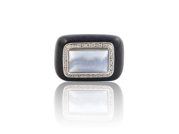 Grande anello in bachelite nera