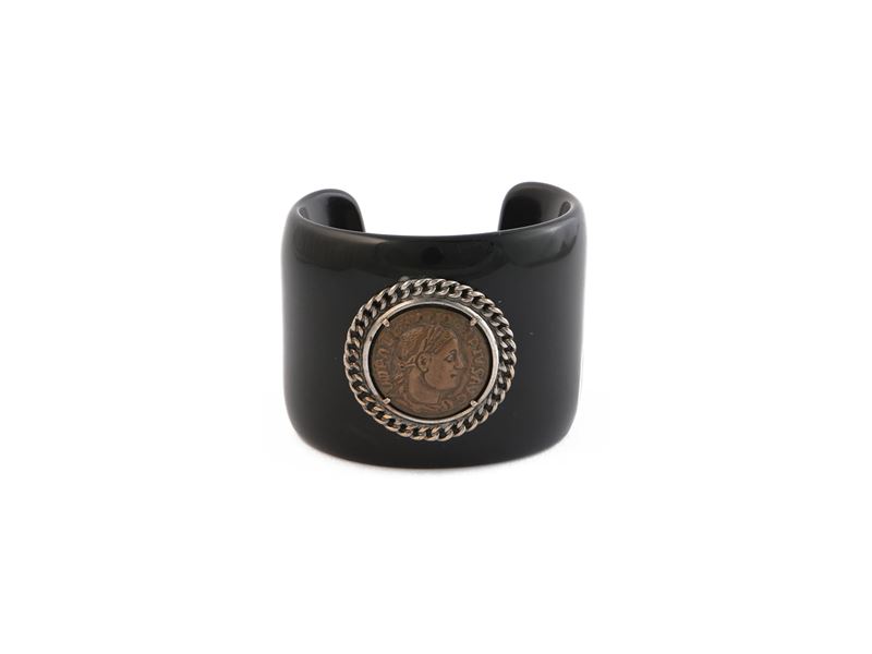 Bracciale in Bachelite con Medaglione Centrale in Bronzo