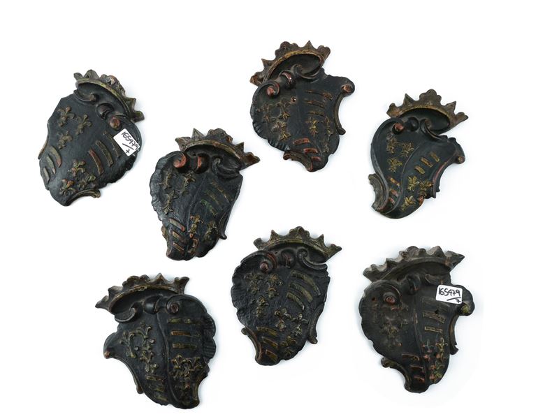 Sette stemmi gentilizi in legno laccato