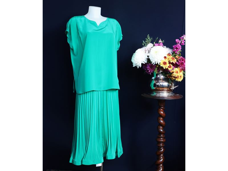 Completo in seta verde smeraldo