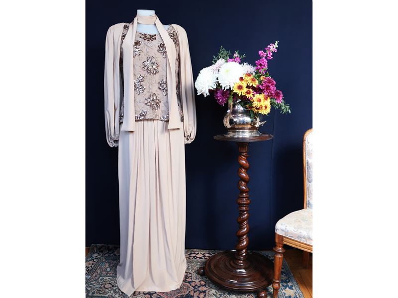 Completo da sera in seta color cammello