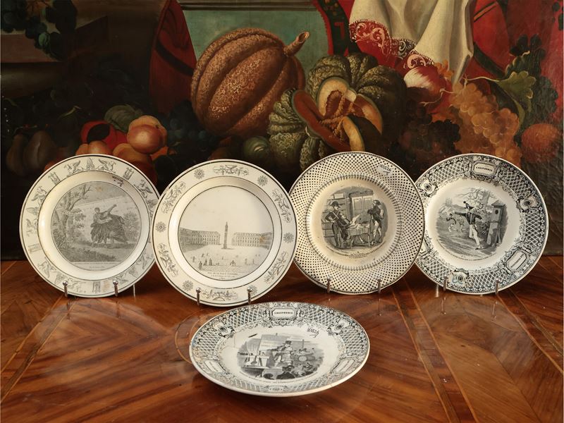 Cinque piatti decorativi in terraglia d'epoca