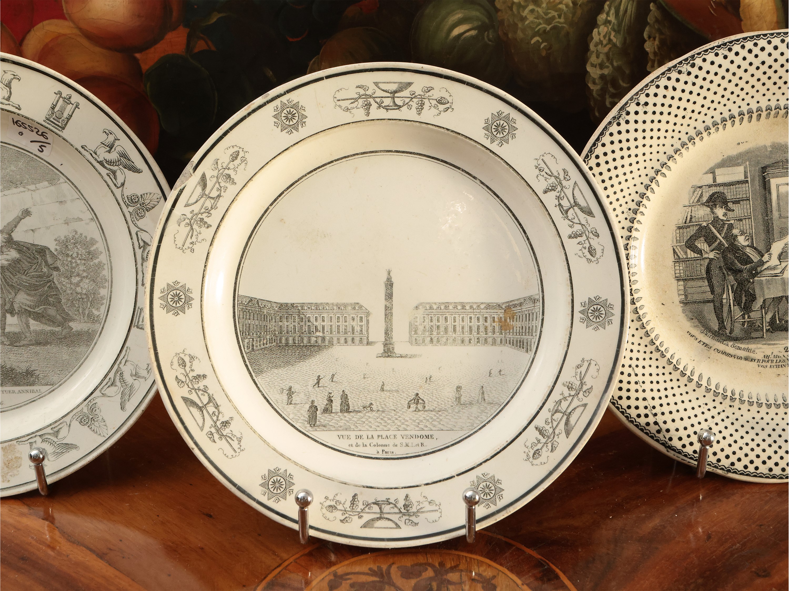 Cinque piatti decorativi in terraglia d'epoca