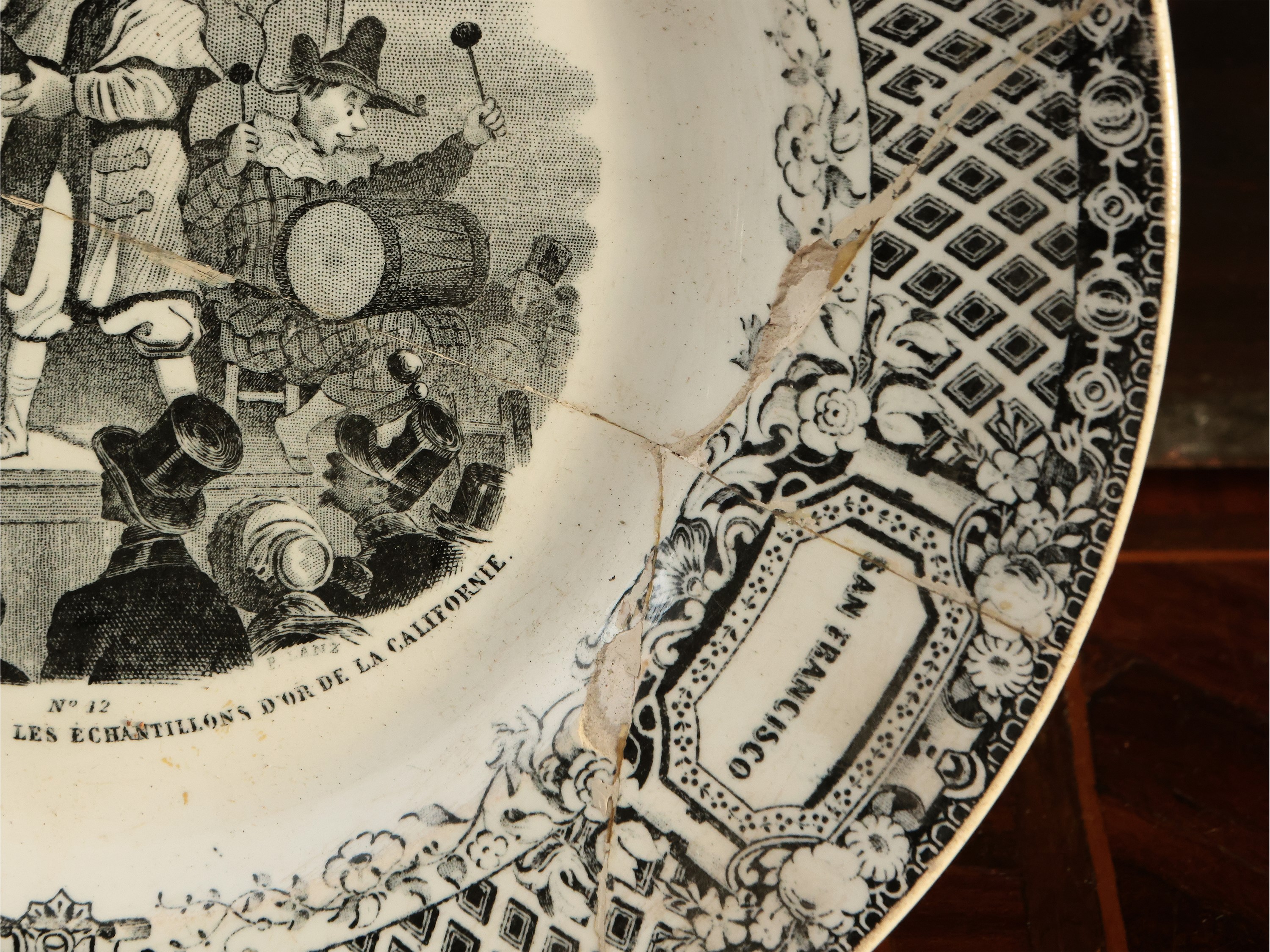 Cinque piatti decorativi in terraglia d'epoca