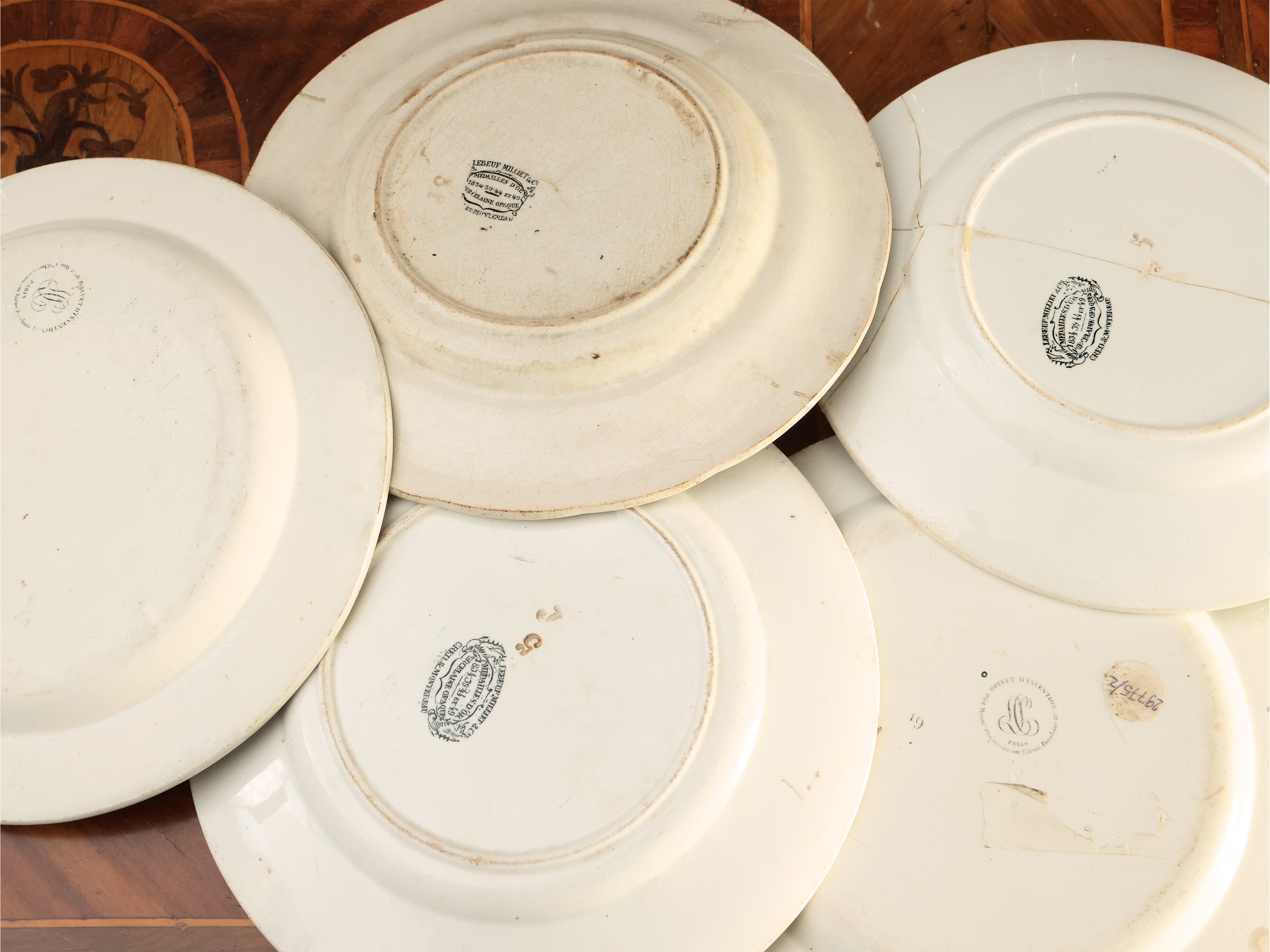 Cinque piatti decorativi in terraglia d'epoca